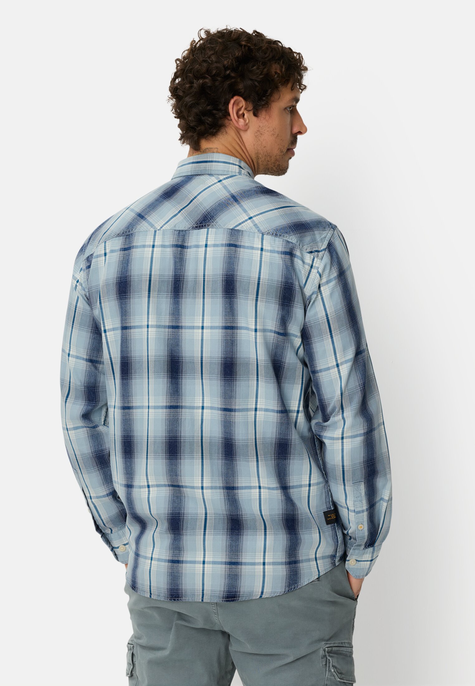 Heren Overhemd met lange mouwen en borstzakje Lichtblauw gedragen achter