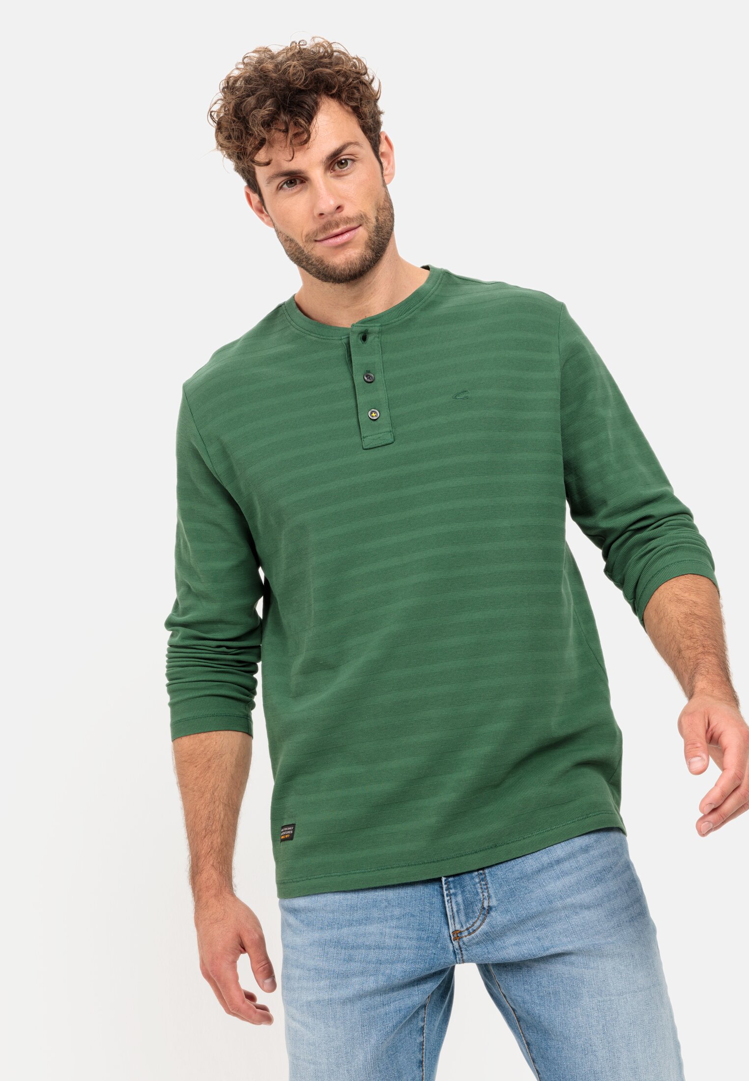 Herren Langarm Henleyshirt aus reiner Baumwolle Grün getragen emotional
