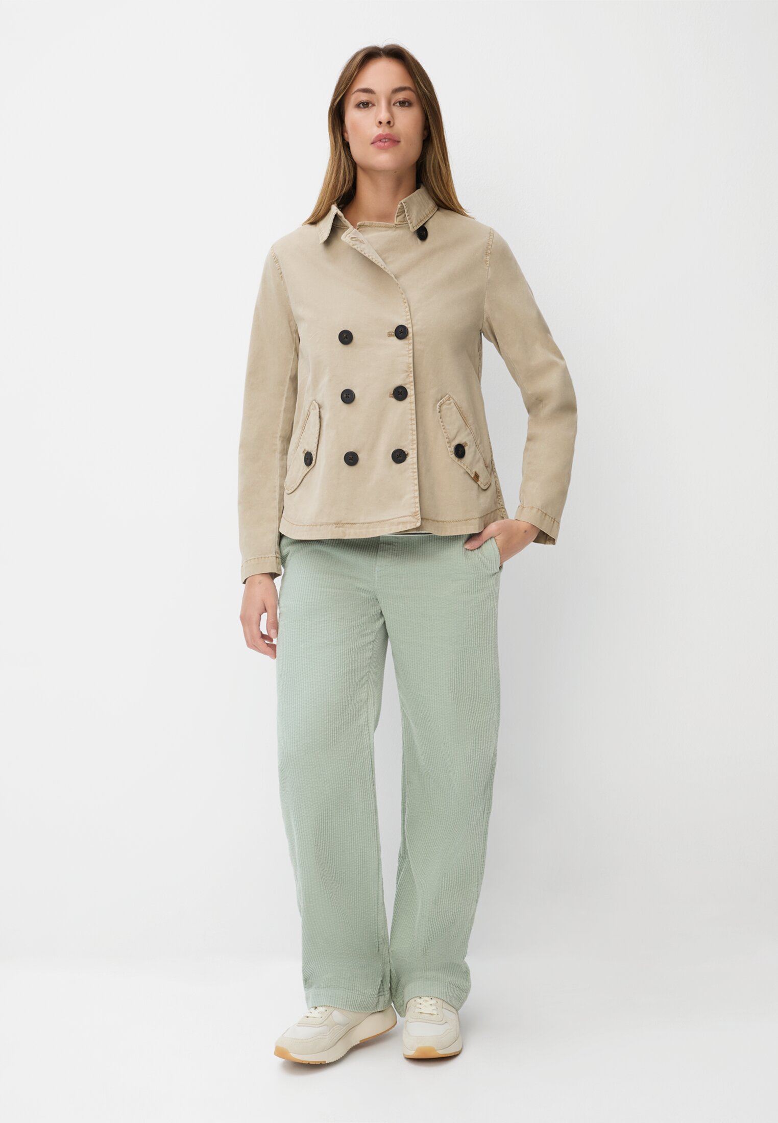 Damen Blazer mit Pattentaschen Beige getragen vorne Ganzkörper