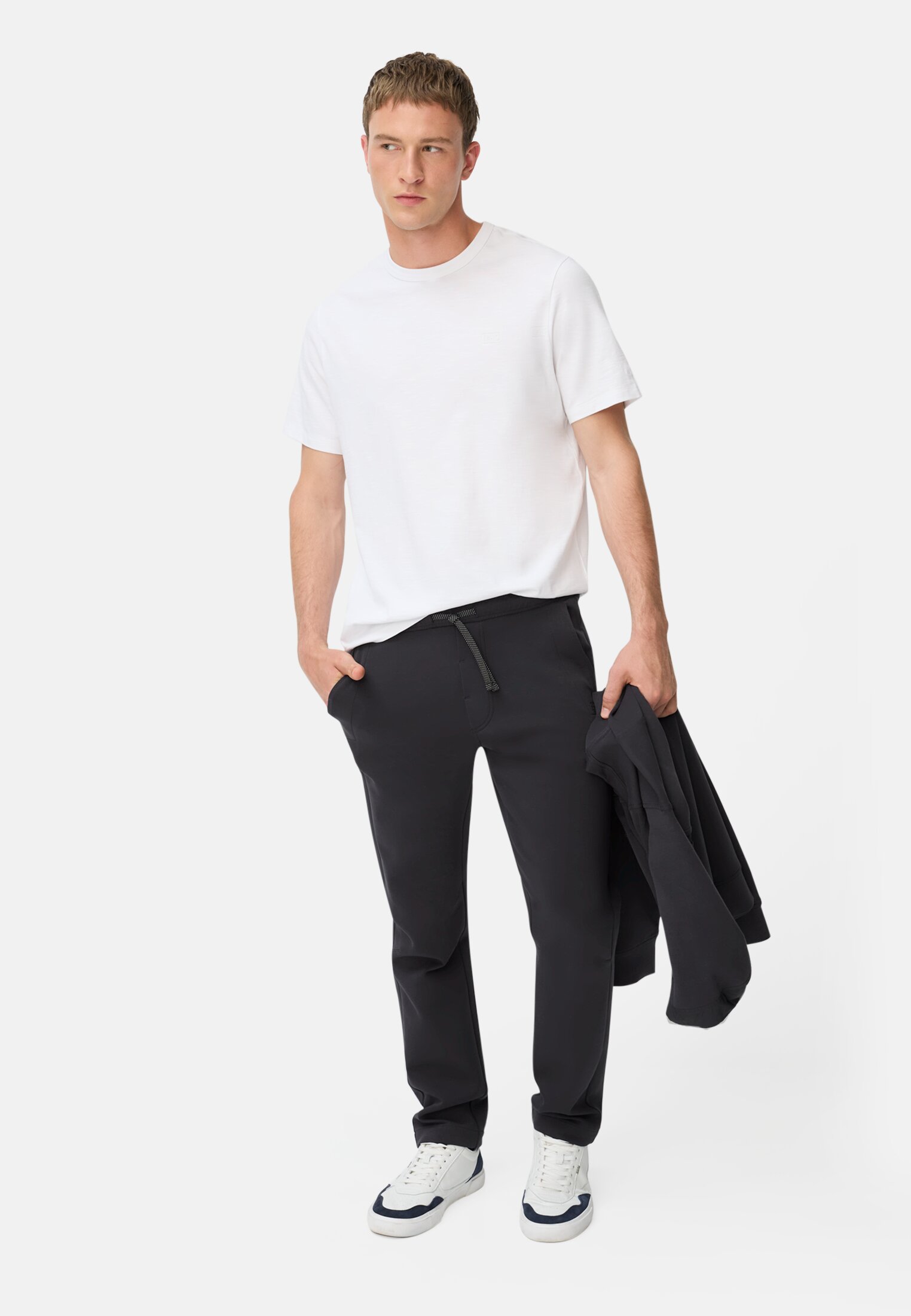 Heren fleXXXactive® Chino regular fit Marineblauw gedragen voor lichaam compleet 