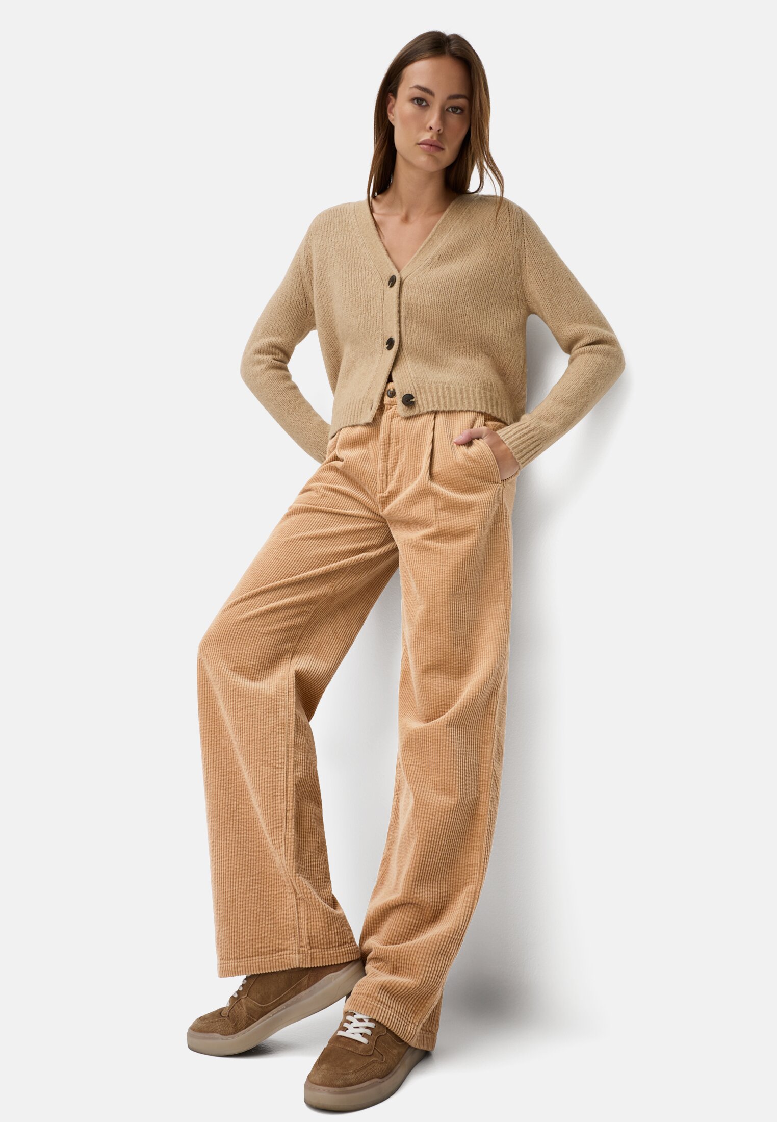 Women Relaxed fit chino trousers made of cotton Caramel worn emotional