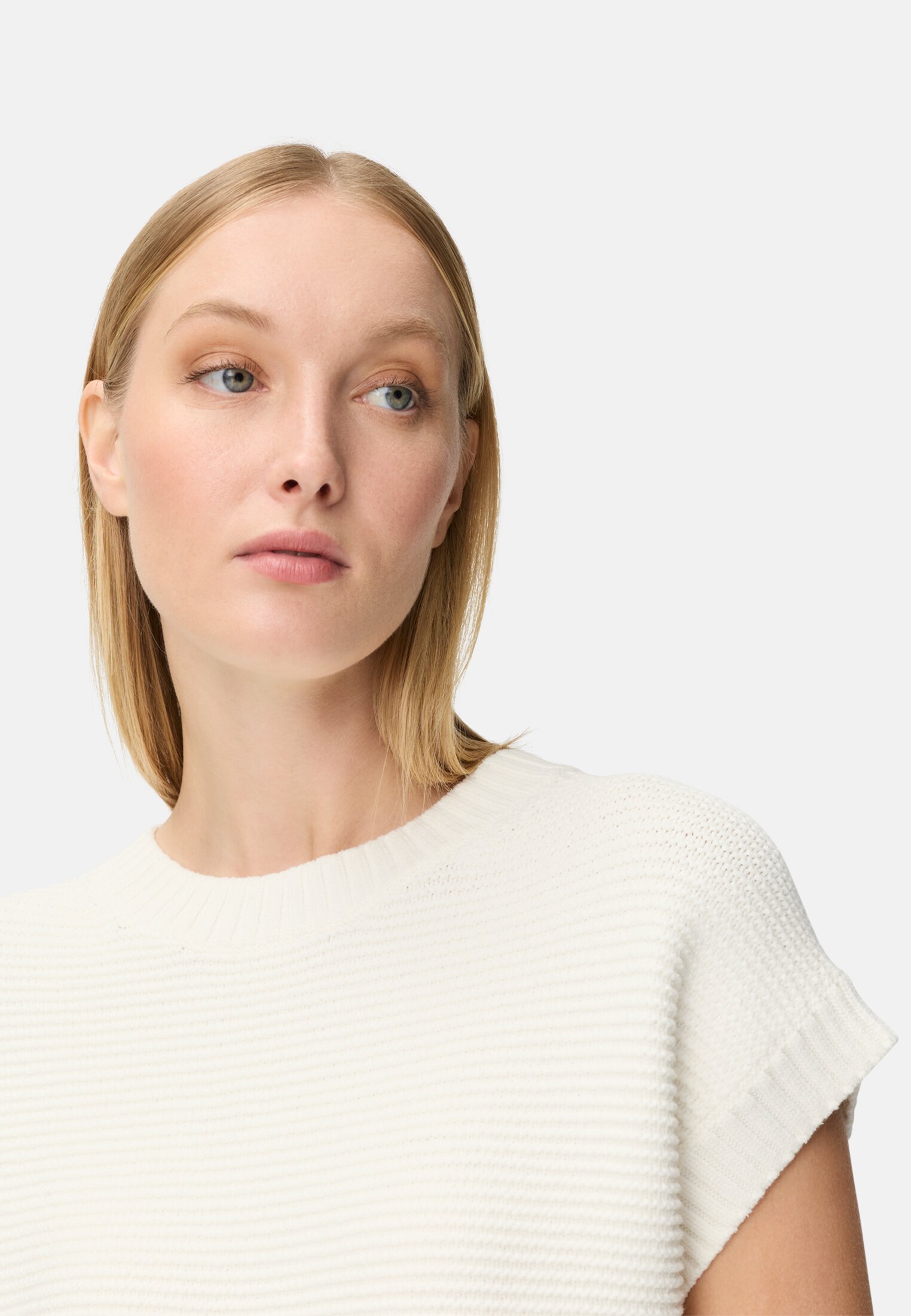 Vrouwen Gebreide trui van een katoenmix Melkwit gedragen detail dichtbij