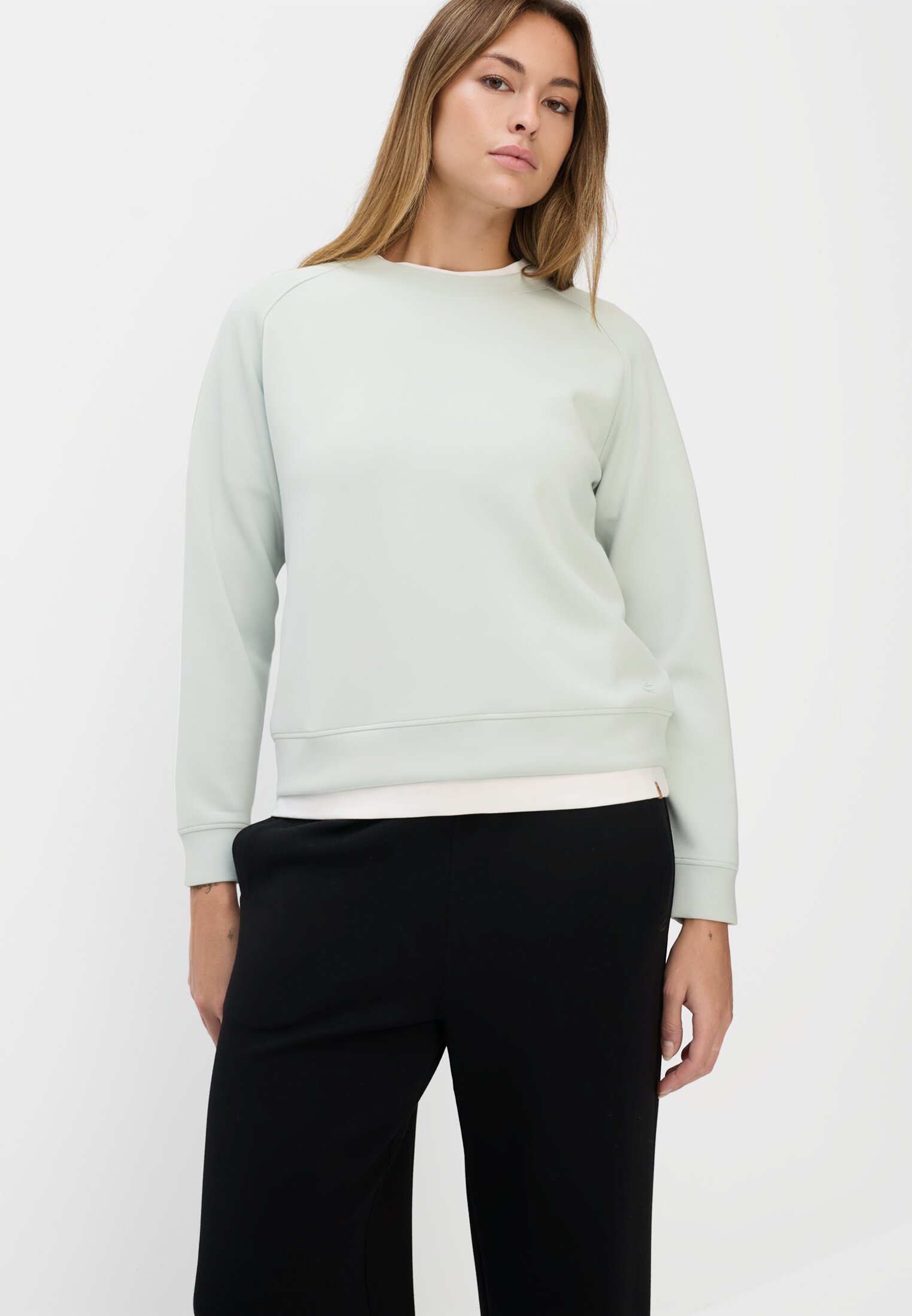 Women Sweatshirt with raglan sleeves worn emotional