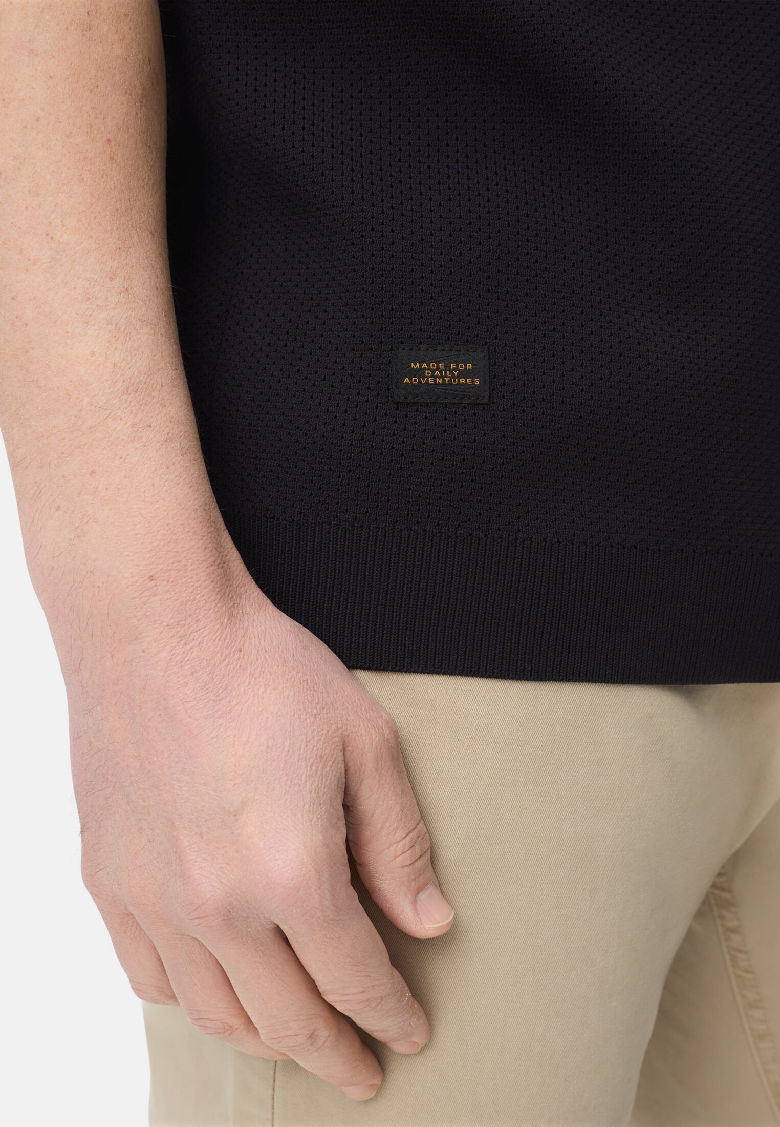 Herren fleXXXactive® Poloshirt aus schnelltrocknendem Material Dunkelblau getragen detailliert nah