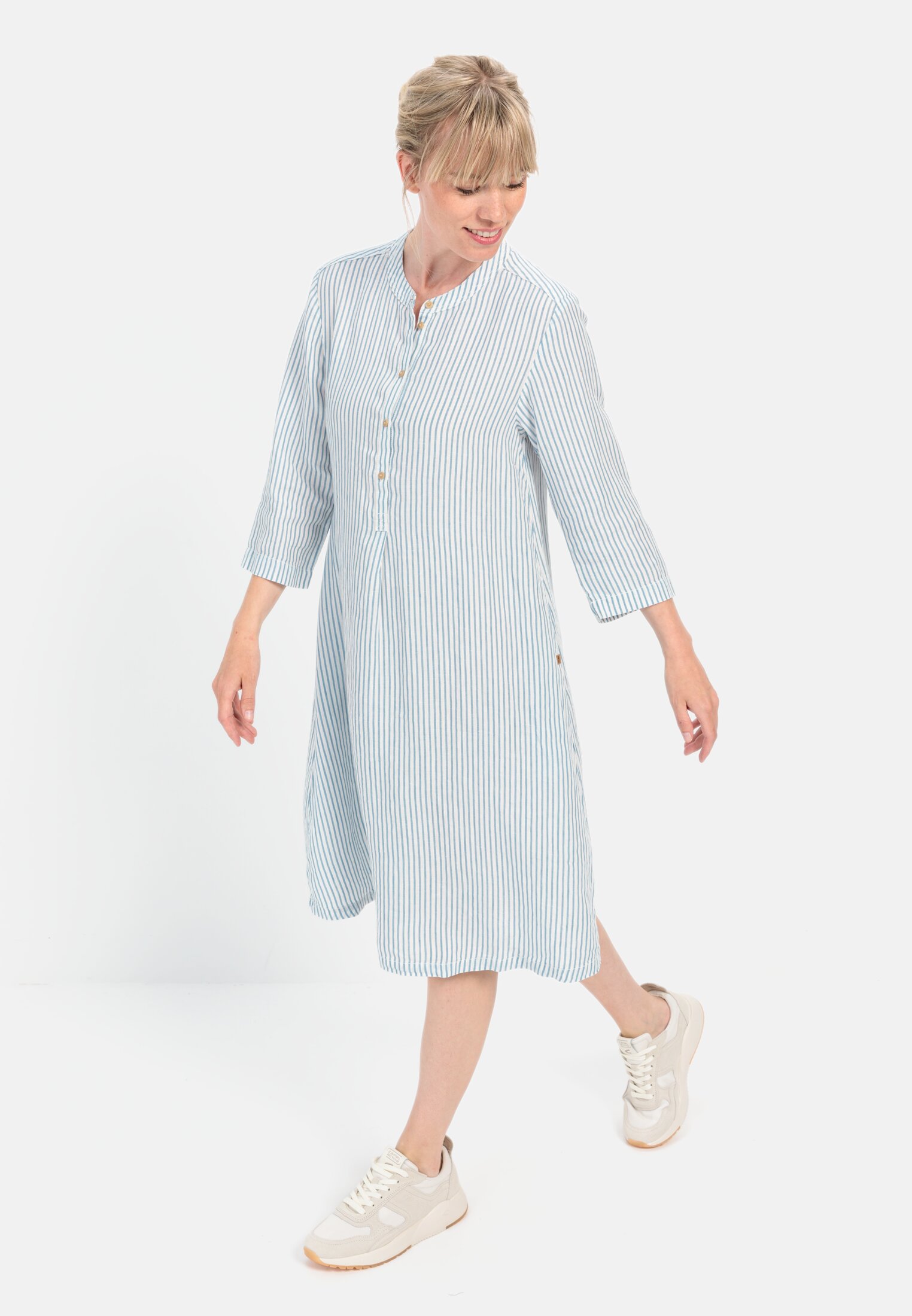 Damen Schlupfkleid mit Stehkragen aus Leinenmix Blau-Weiß getragen vorn