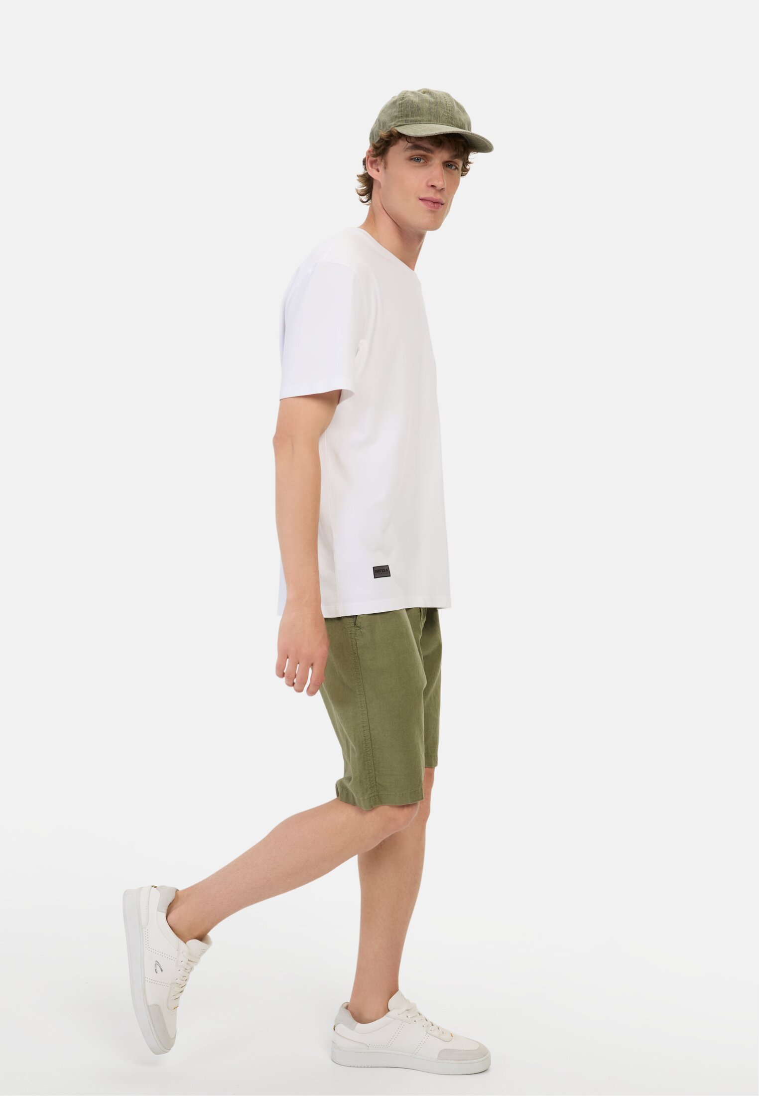 Men Chino shorts with elastic waistband Green worn emotional