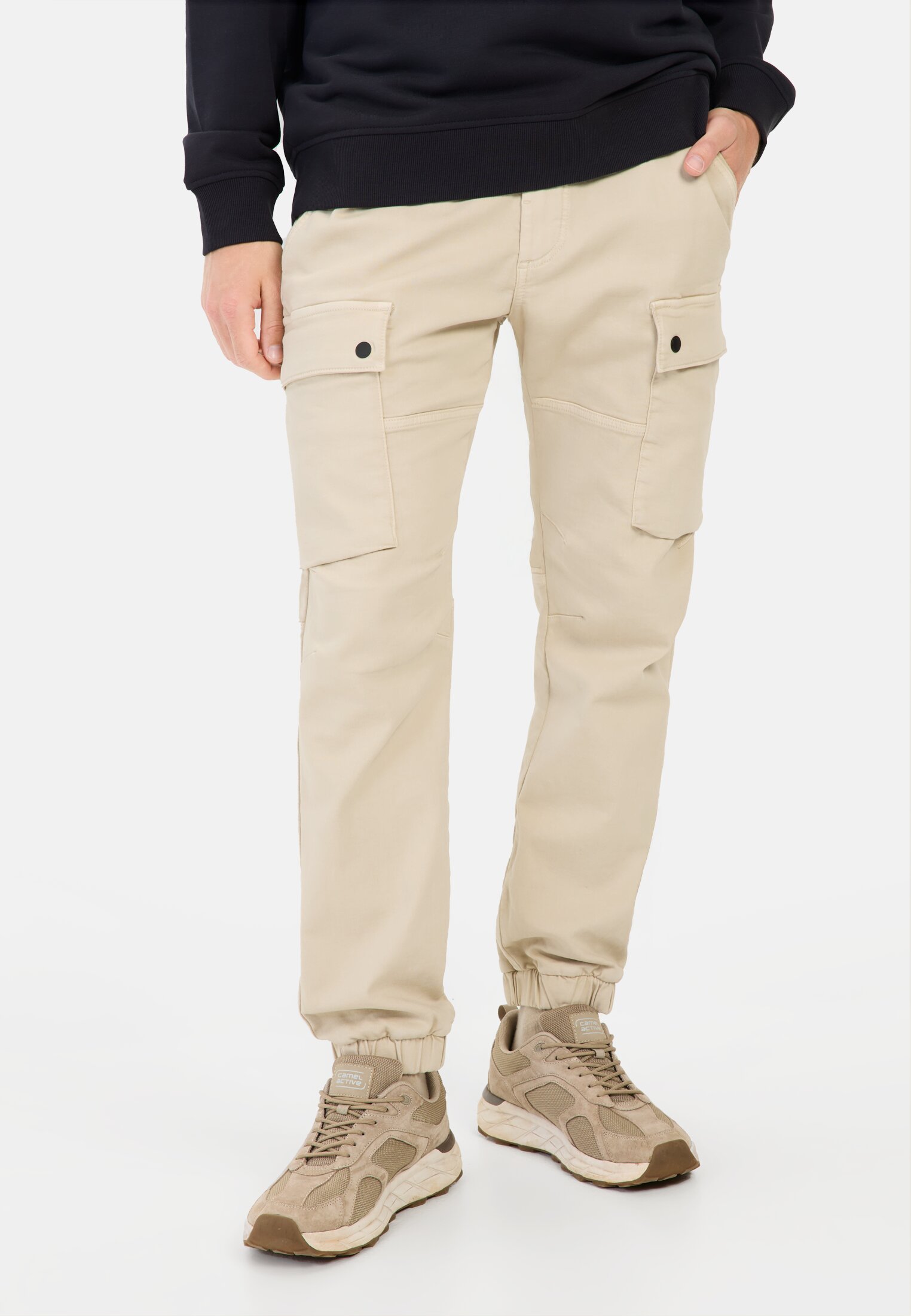 Herren Cargohose im Relaxed Fit Beige getragen vorn