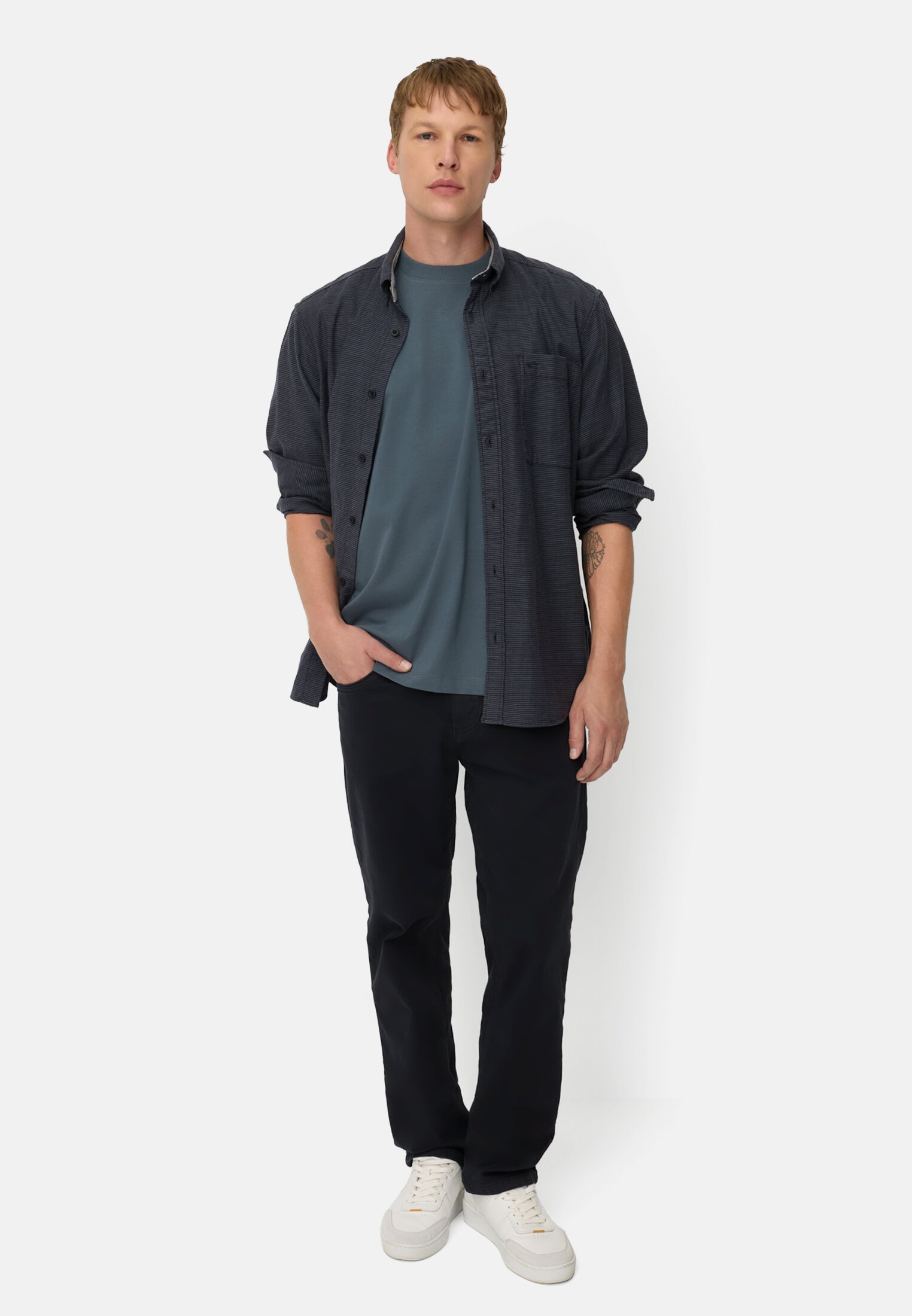 Heren T-shirt met rugprint in relaxed fit Inktblauw gedragen voor lichaam compleet