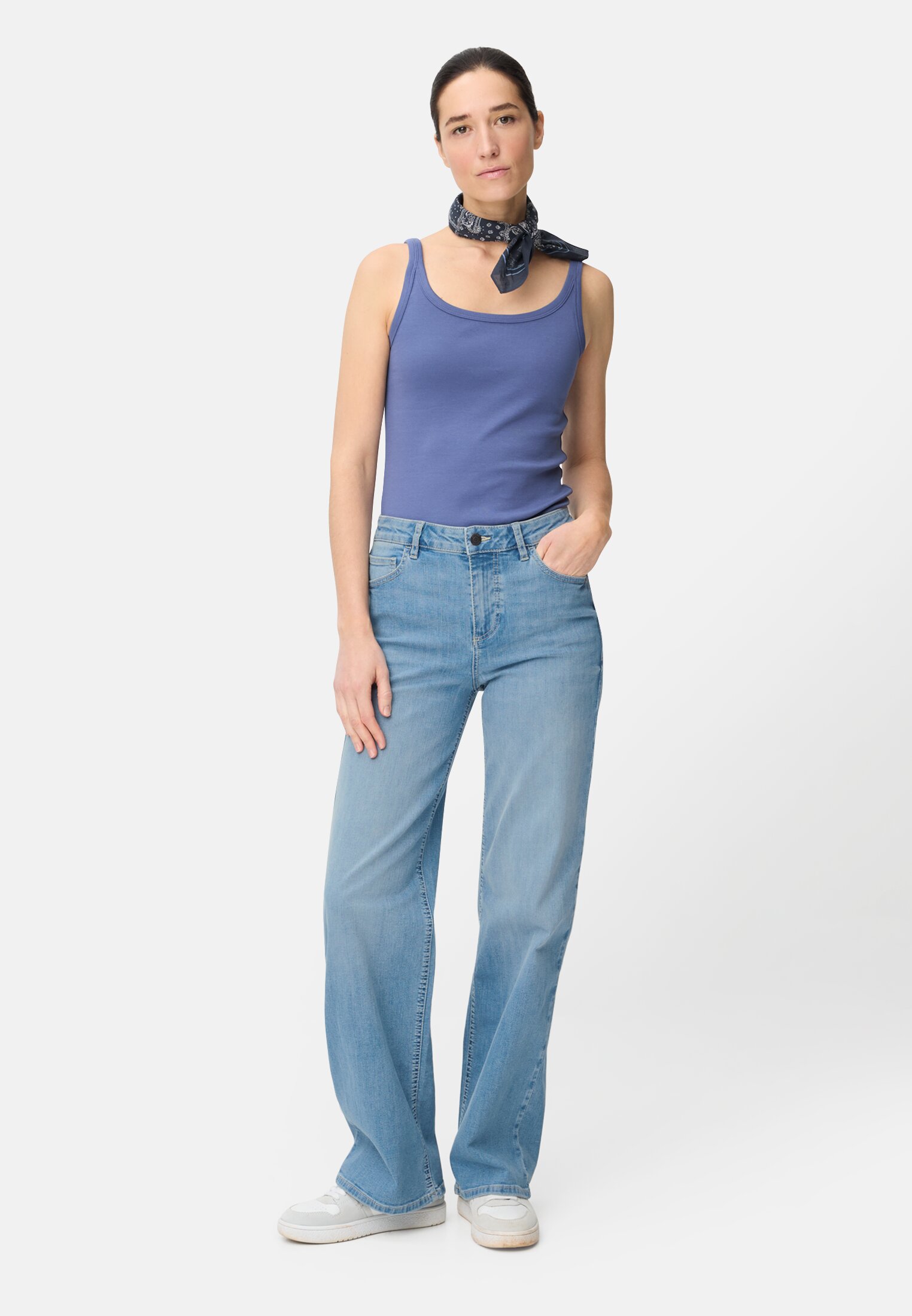 Damen 5-Pocket Jeans mit weitem Bein Hellblau getragen vorne Ganzkörper