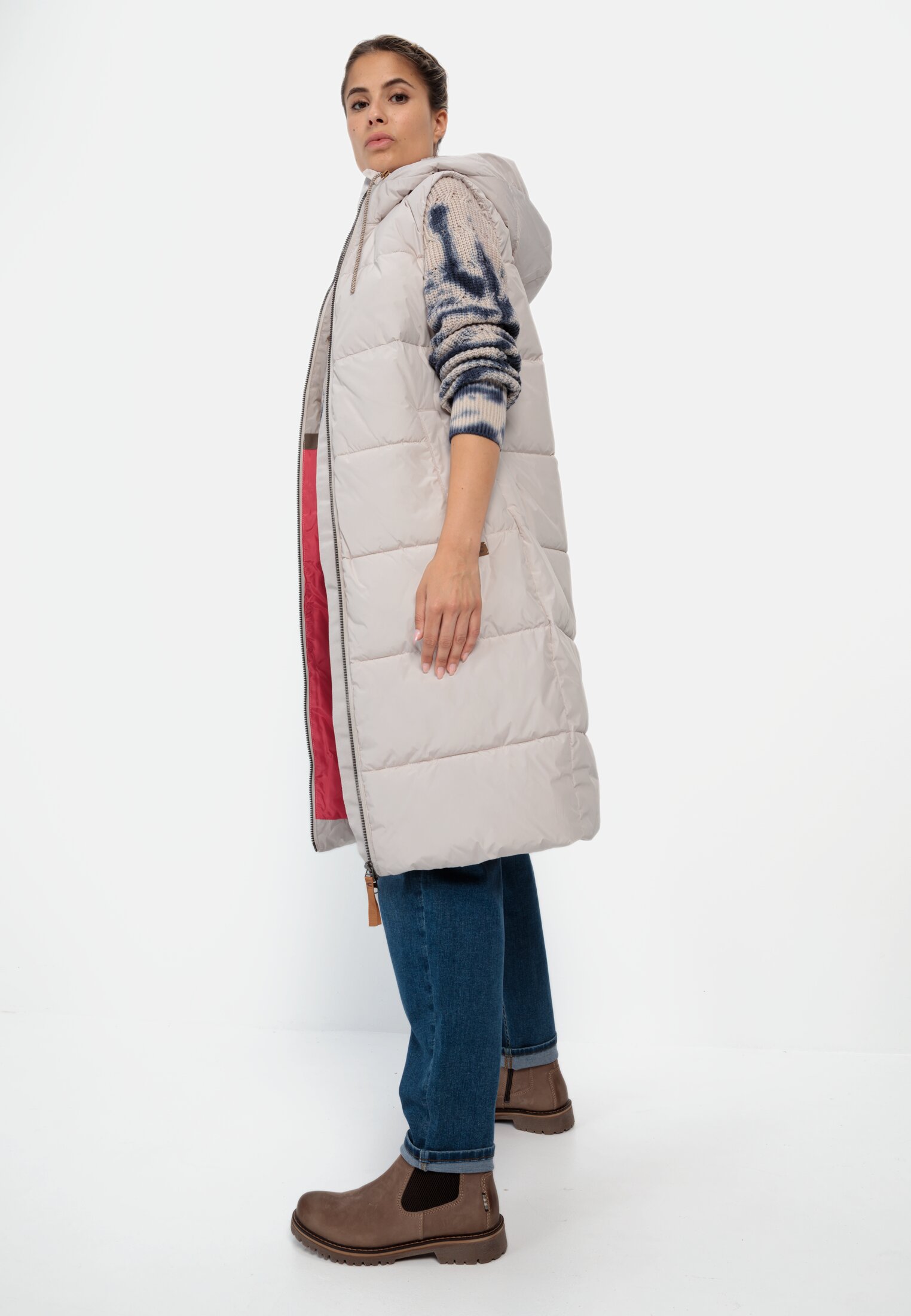 Damen Lange Pufferweste mit Kapuze Pearl getragen emotional
