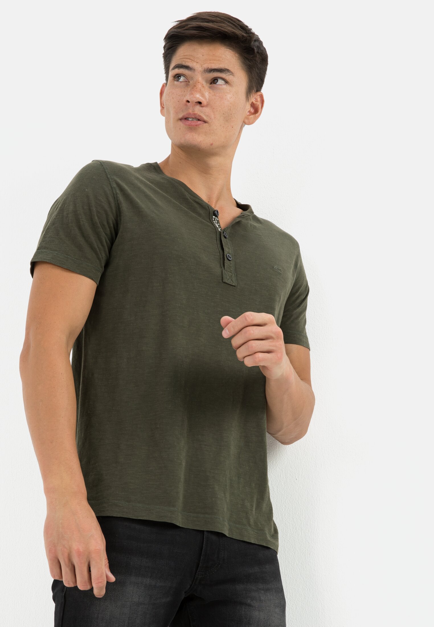 Herren Henley Shirt mit kurzem Arm aus reiner Baumwolle Grün getragen emotional