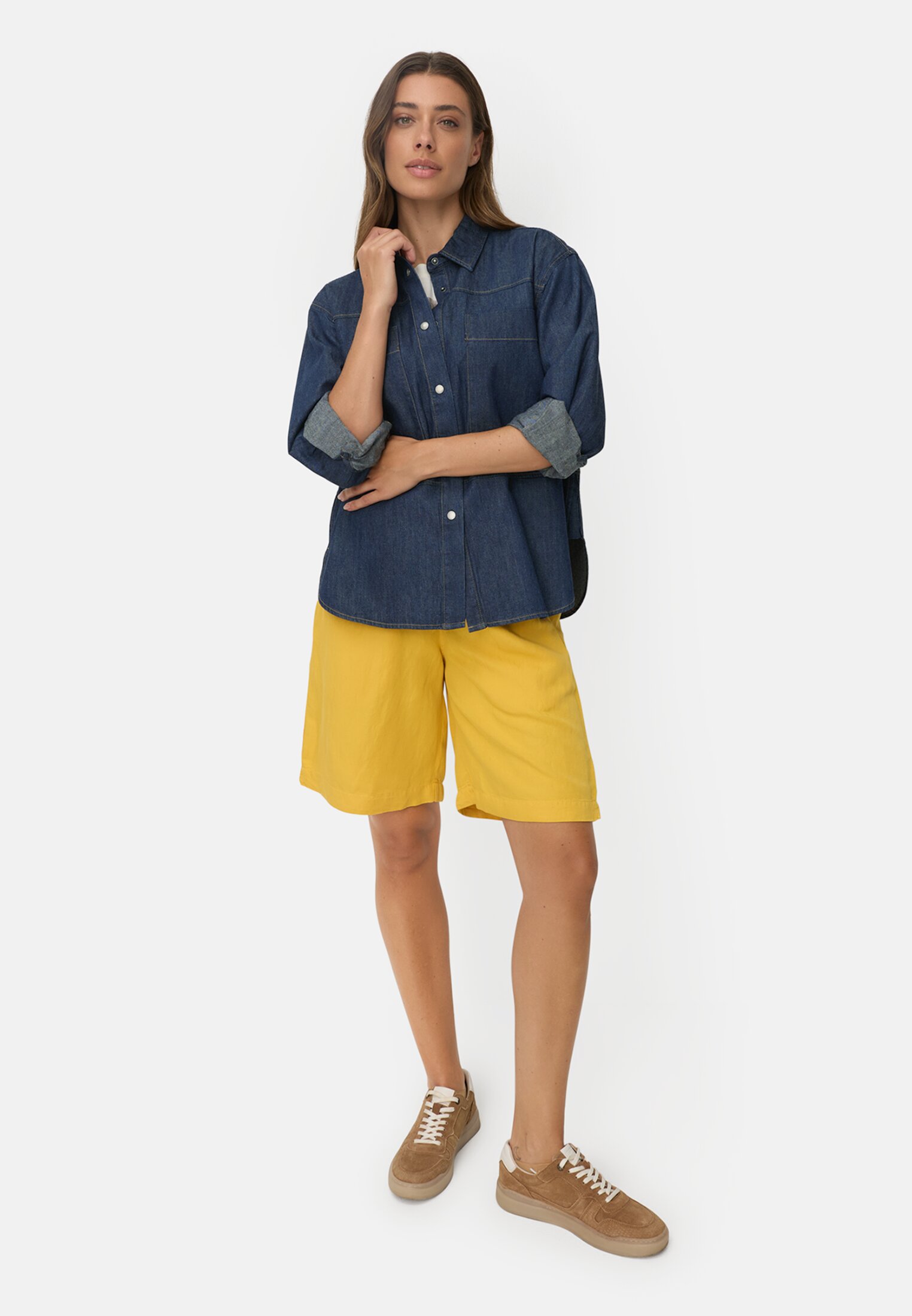 Damen Jeansbluse mit Brusttaschen Indigoblau getragen vorne Ganzkörper