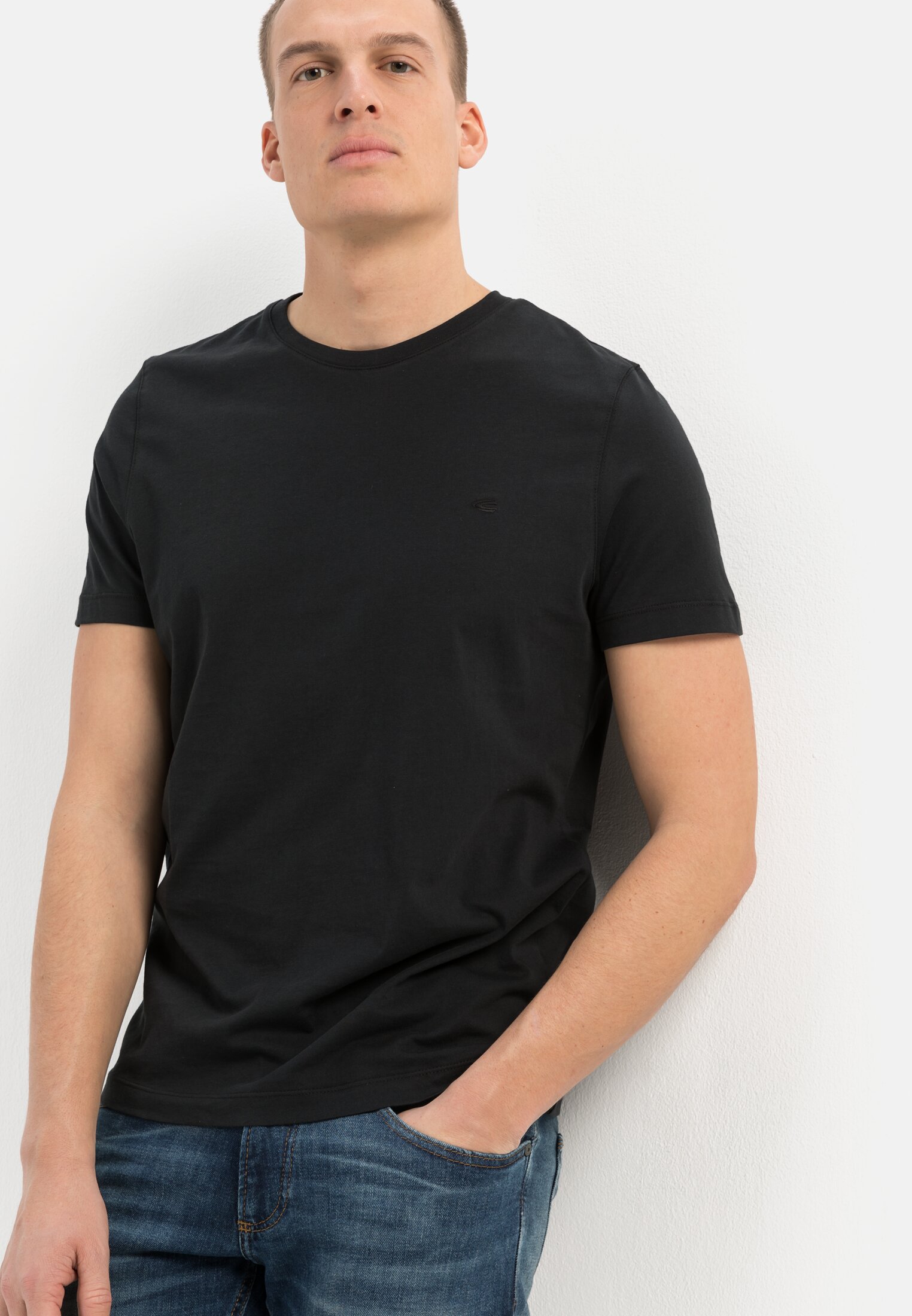 MI_409641-9T01-88_M4-00 Herren Basic T-Shirt mit Rundhals aus Organic Cotton Schwarz getragen emotional