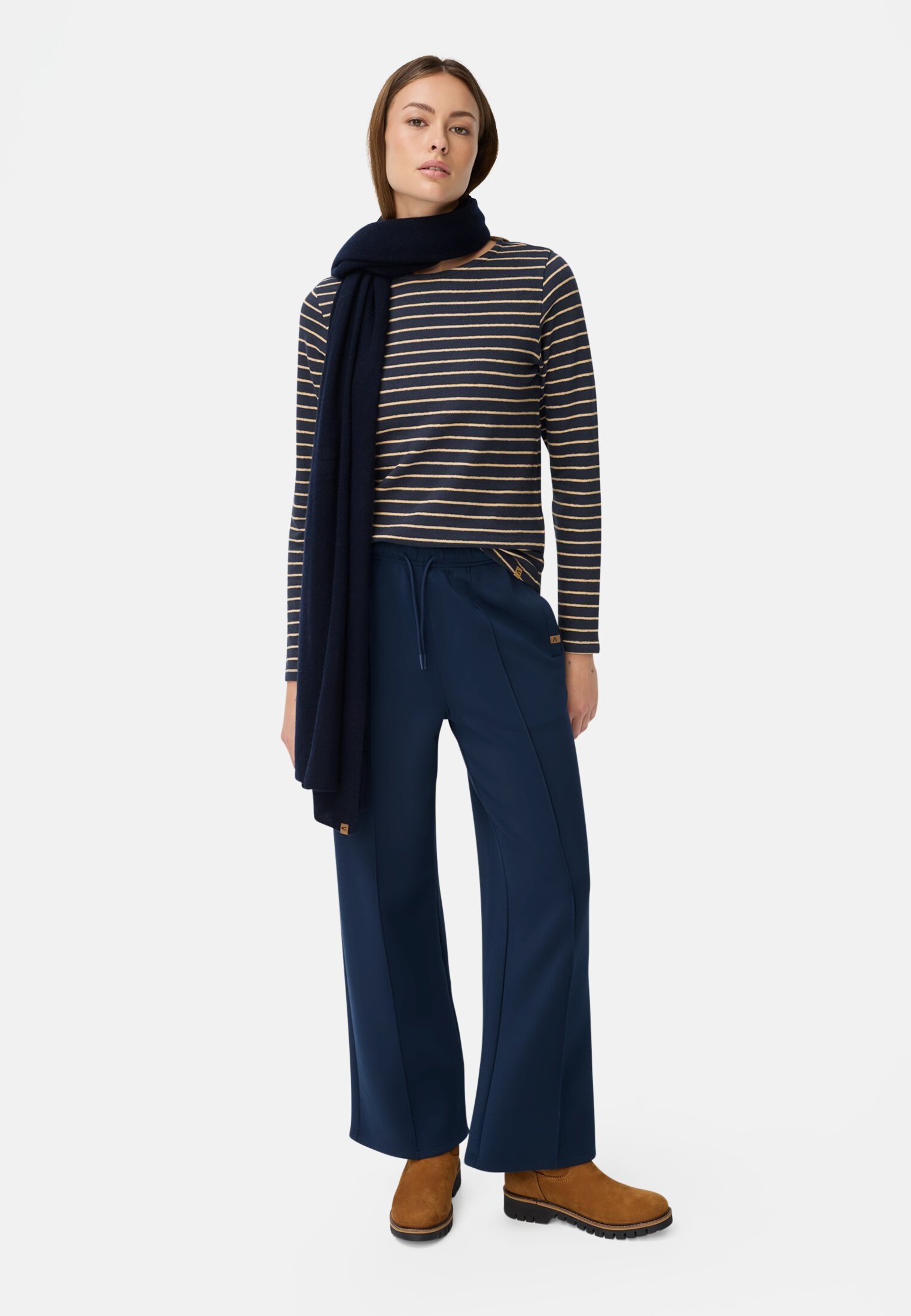 Women Long-sleeve T-shirt made of organic cotton Blue striped worn front full body