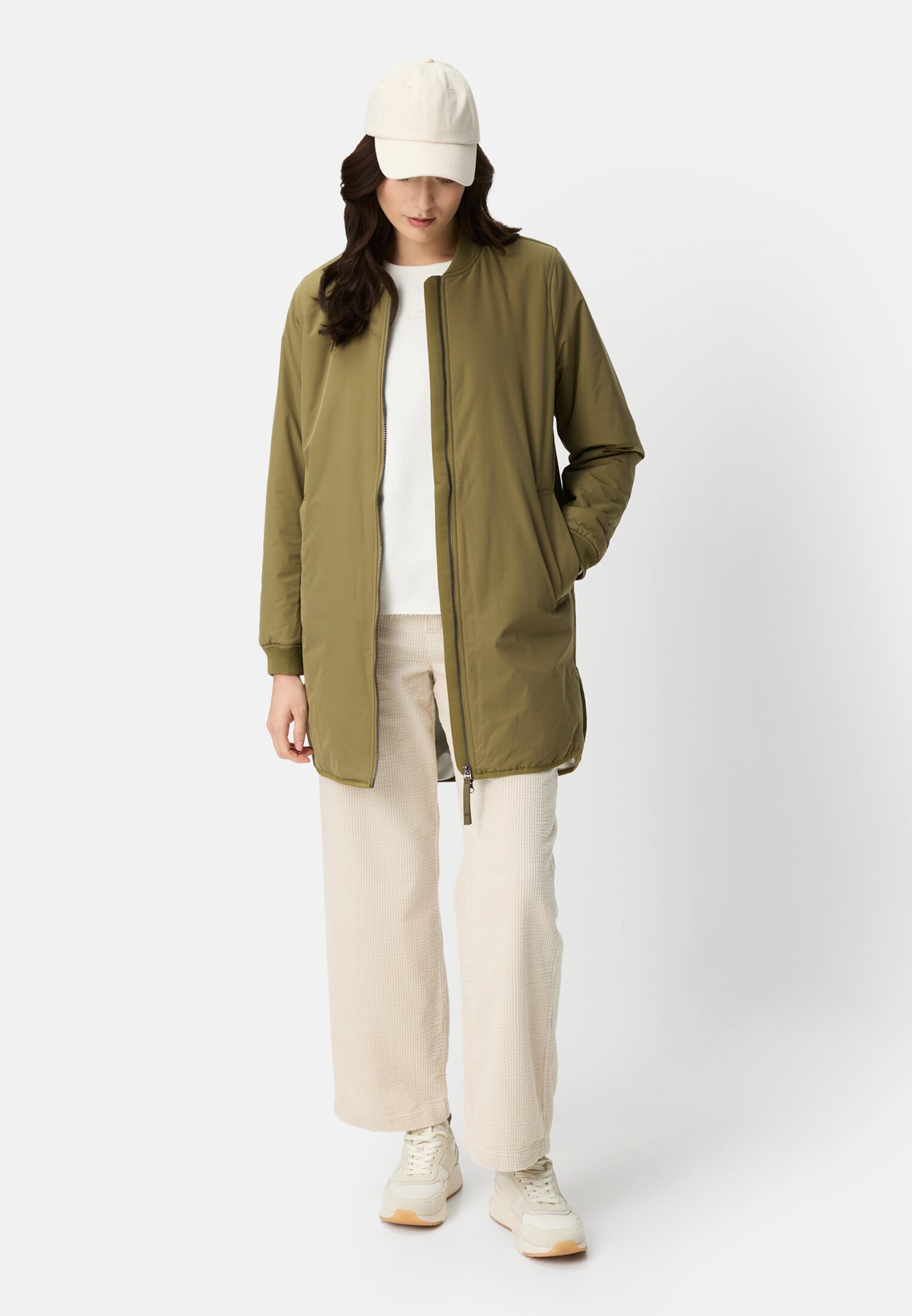 Damen Mantel mit 2-Wege-Reißverschluss Oliv getragen vorne Ganzkörper