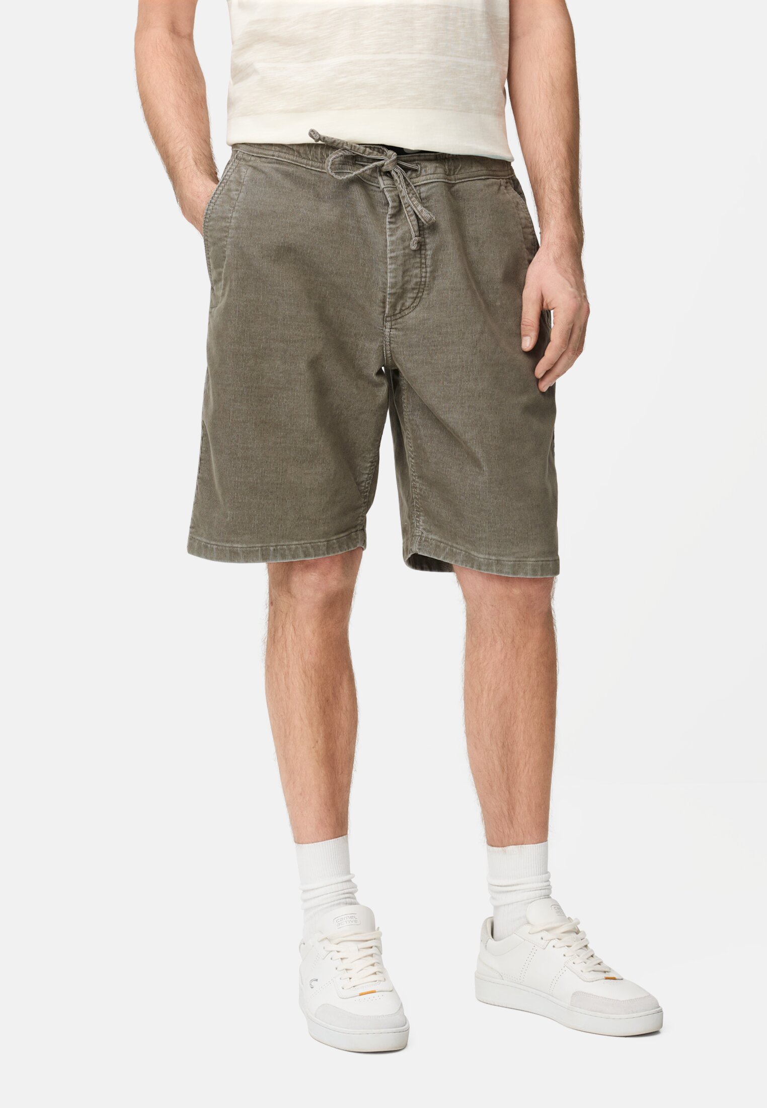 Herren Bermuda Shorts mit Tunnelzug Olivgrün getragen vorn