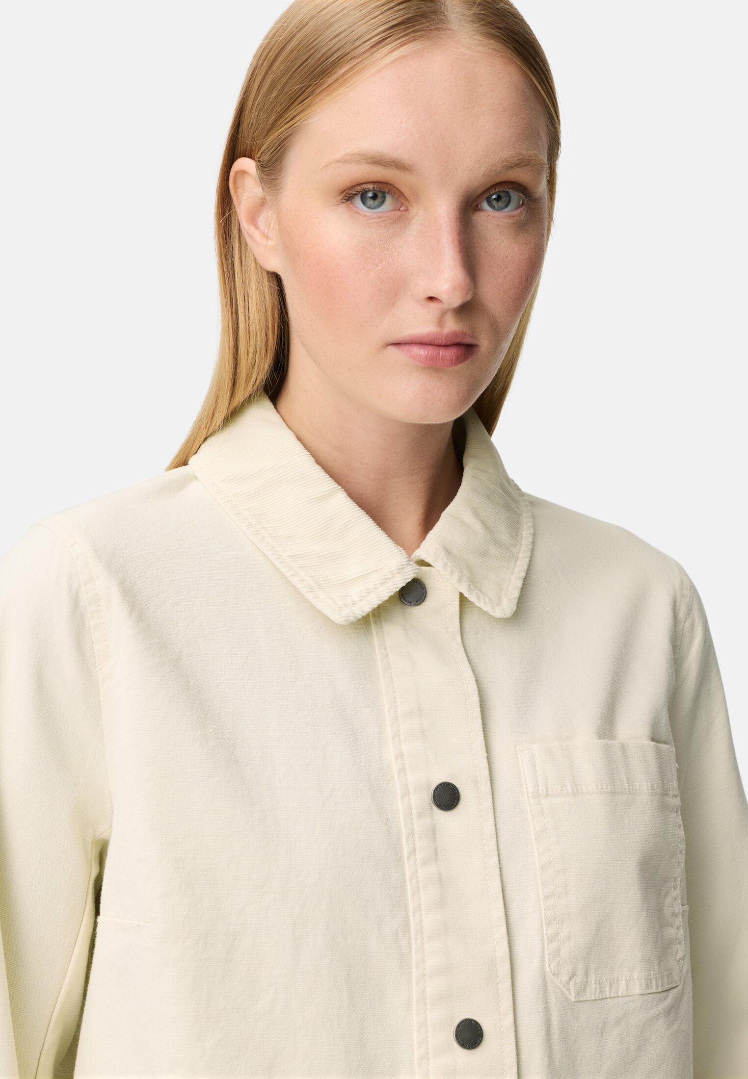 Damen Indoor Blazer mit Brusttaschen Milchweiß getragen detailliert nah