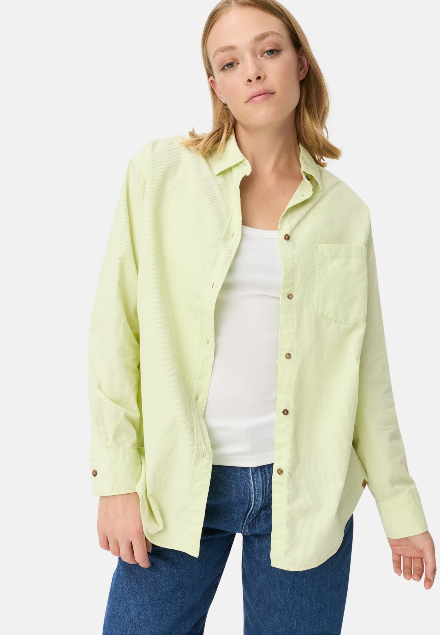 Damen Bluse mit Brusttasche Limettengrün getragen emotional