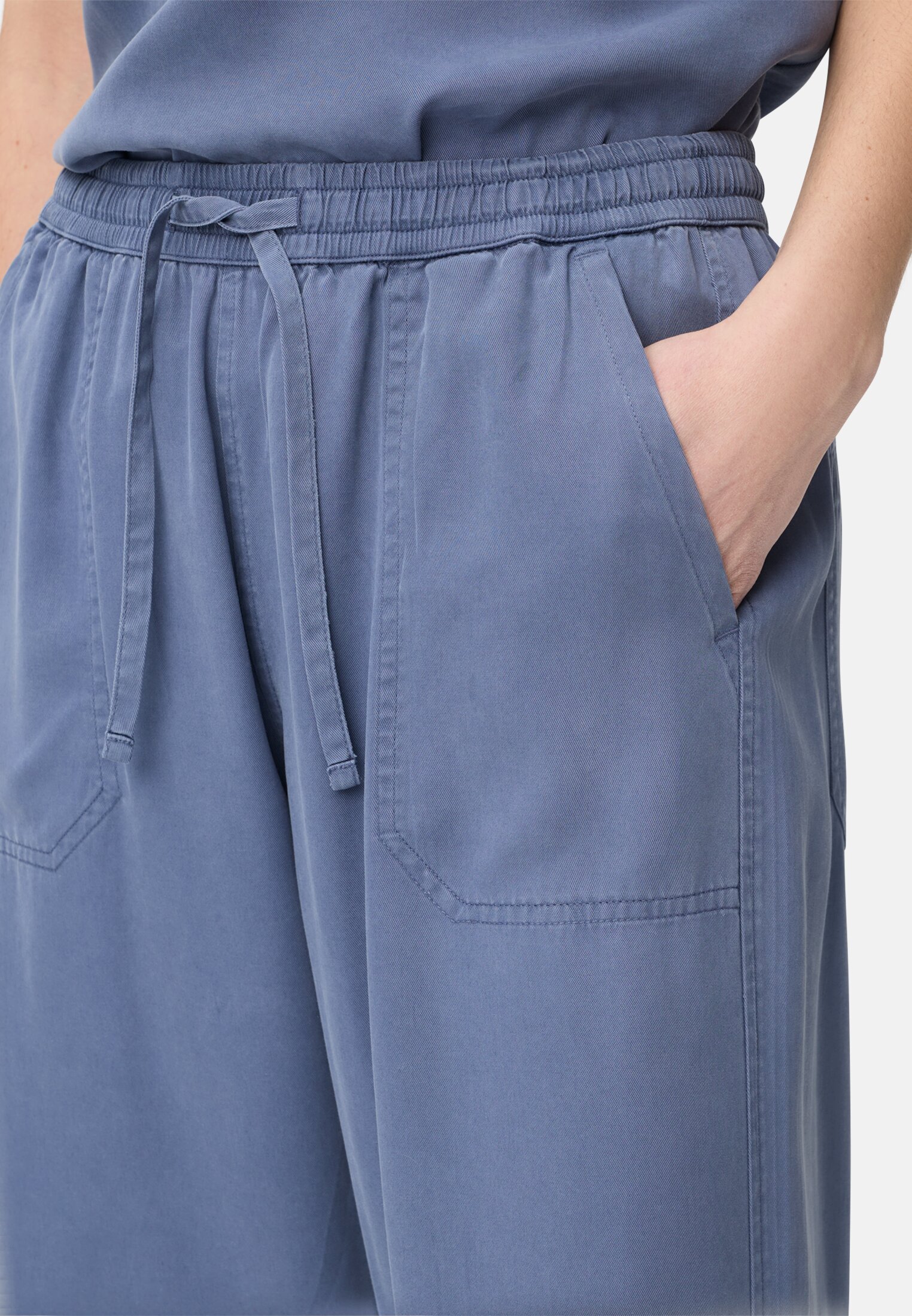 Damen Culotte mit Tunnelzug Ozeanblau getragen detailliert nah