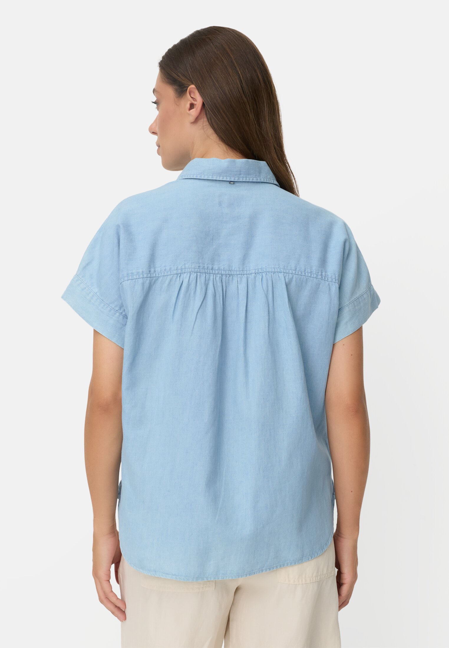 Vrouwen Blouse met korte mouwen en knoopsluiting Lichtblauw gedragen achter