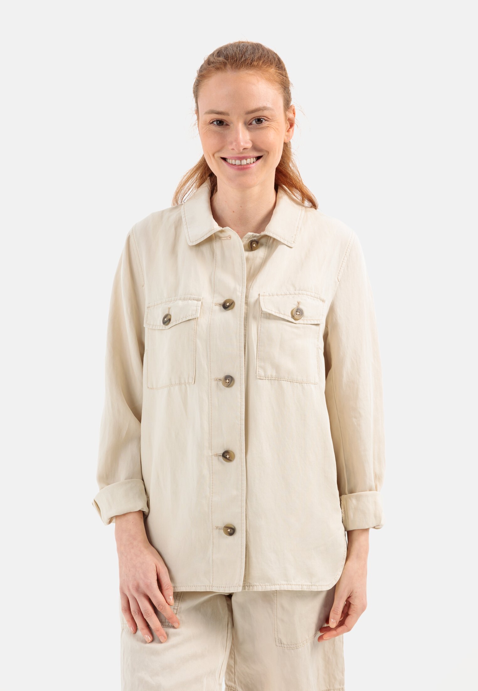 Vrouwen Overshirt  in een zomerse linnenmix Wolwit gedragen voor