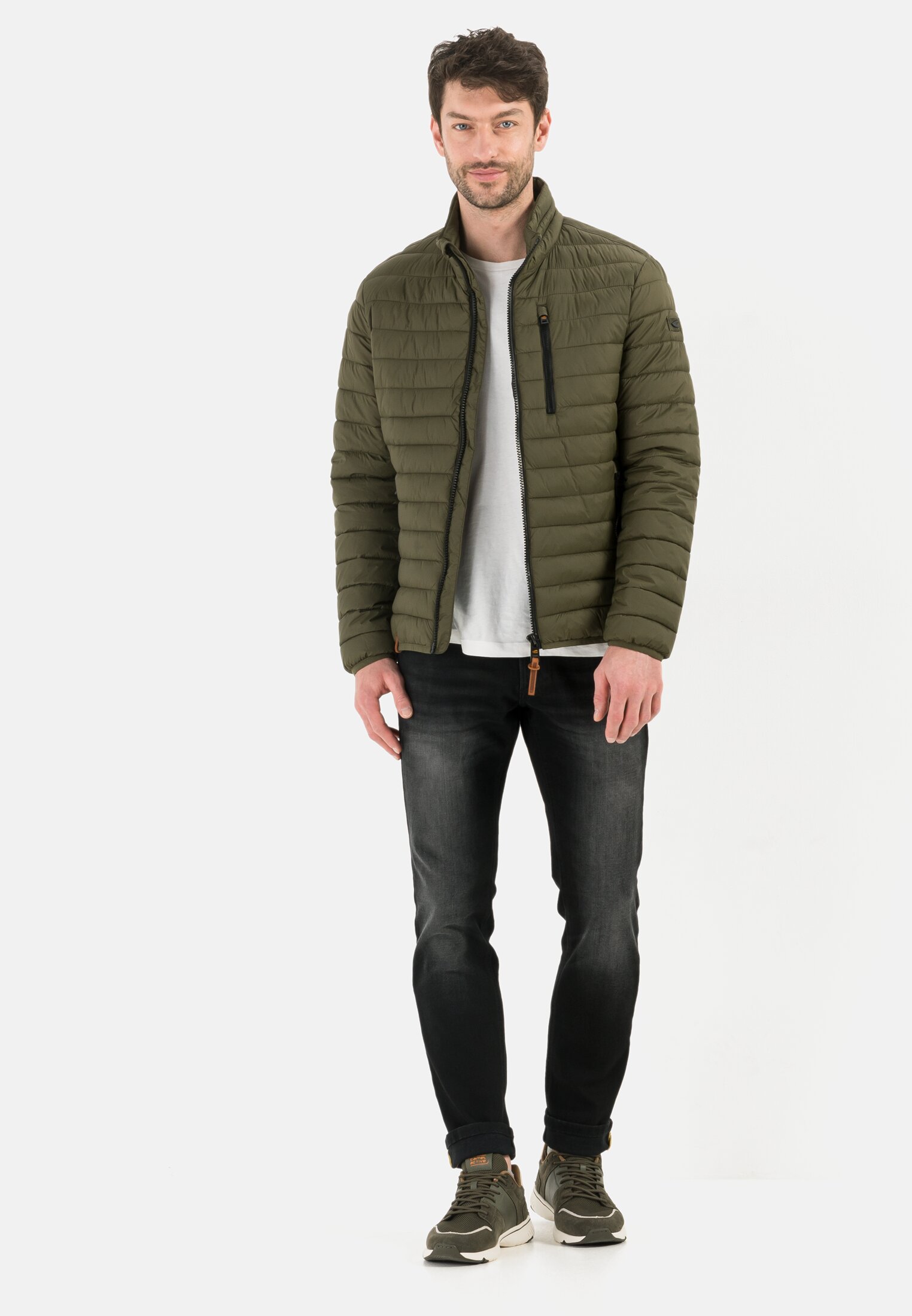 Herren Downfree Steppjacke aus recyceltem Polyester Oliv getragen vorne Ganzkörper