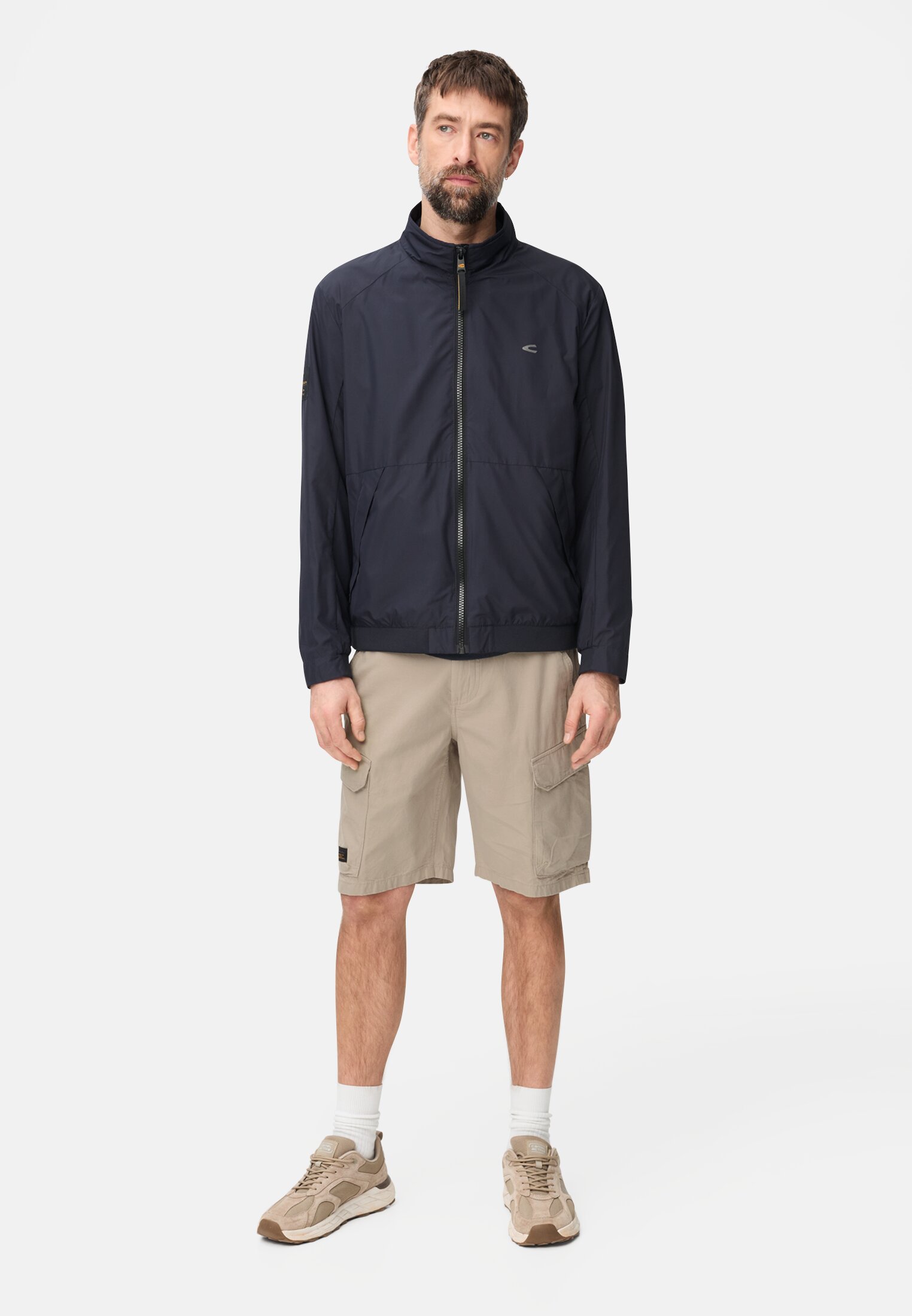 Herren Cargo Shorts mit Tunnelzug Beige getragen vorne Ganzkörper