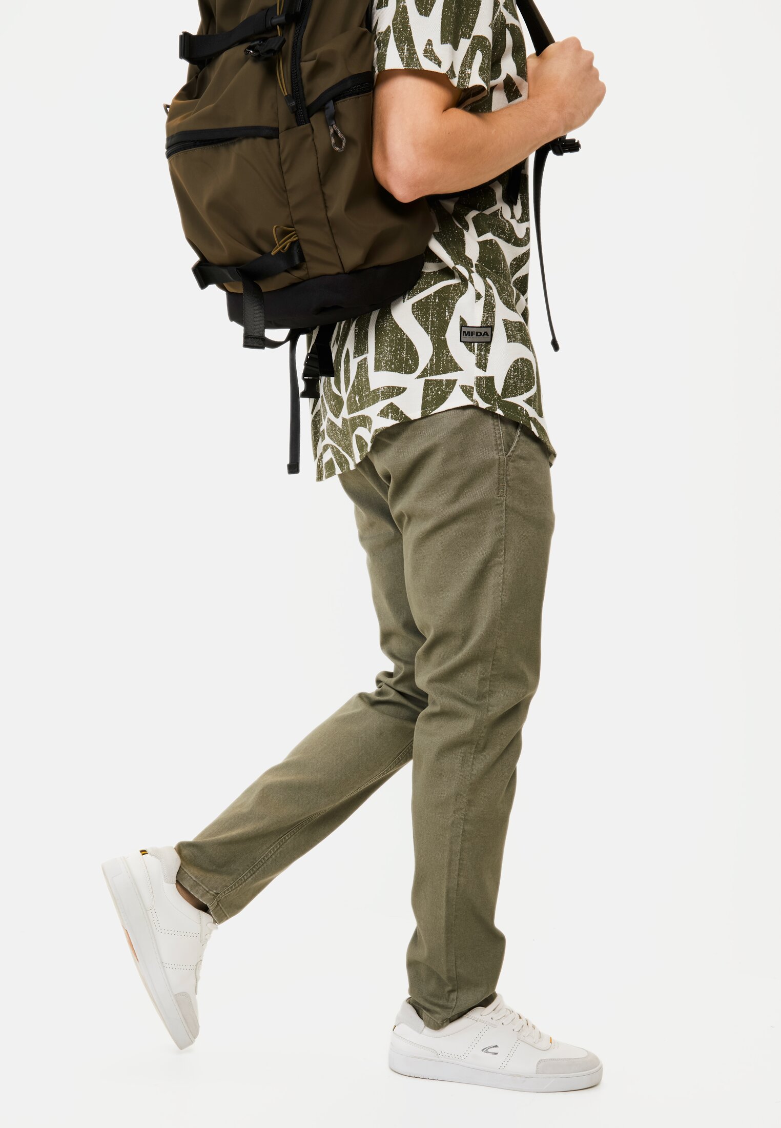 Herren Basic Chino Slim Fit Grün getragen emotional