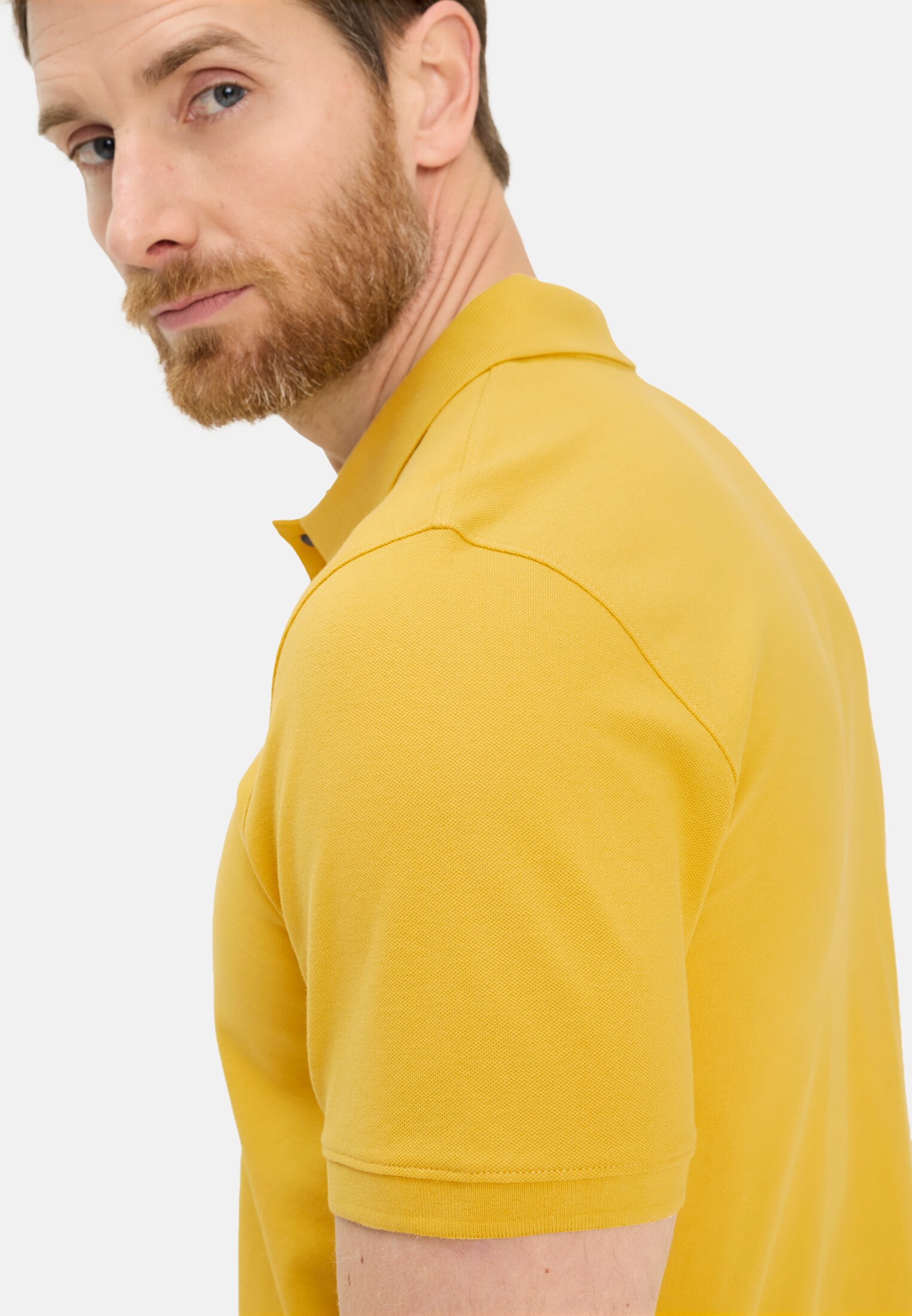 Herren Poloshirt mit Kontrastdetails Sonnengelb getragen detailliert nah