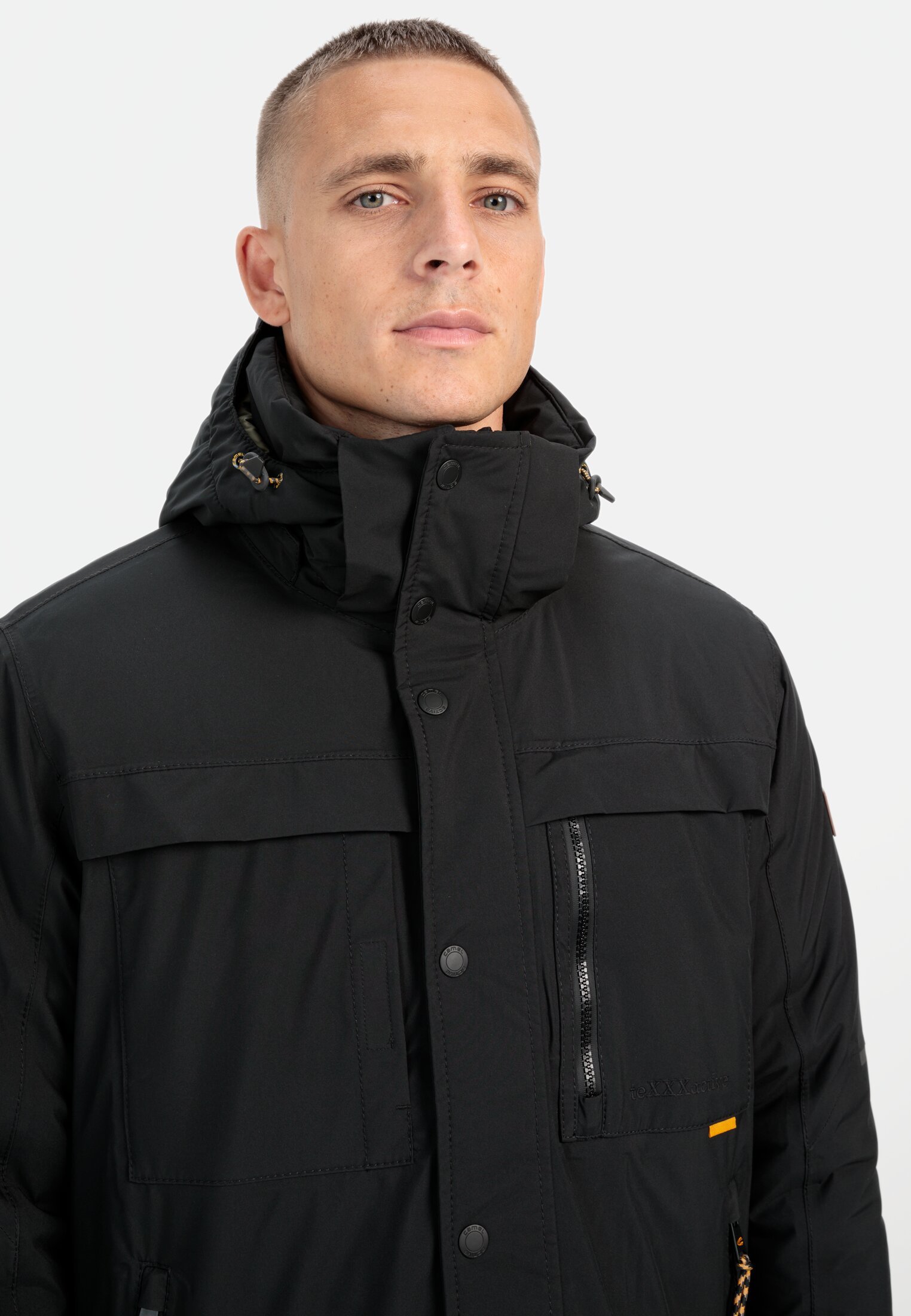 Herren teXXXactive® Funktionsjacke mit abnehmbarer Kapuze Schwarz getragen detailliert nah