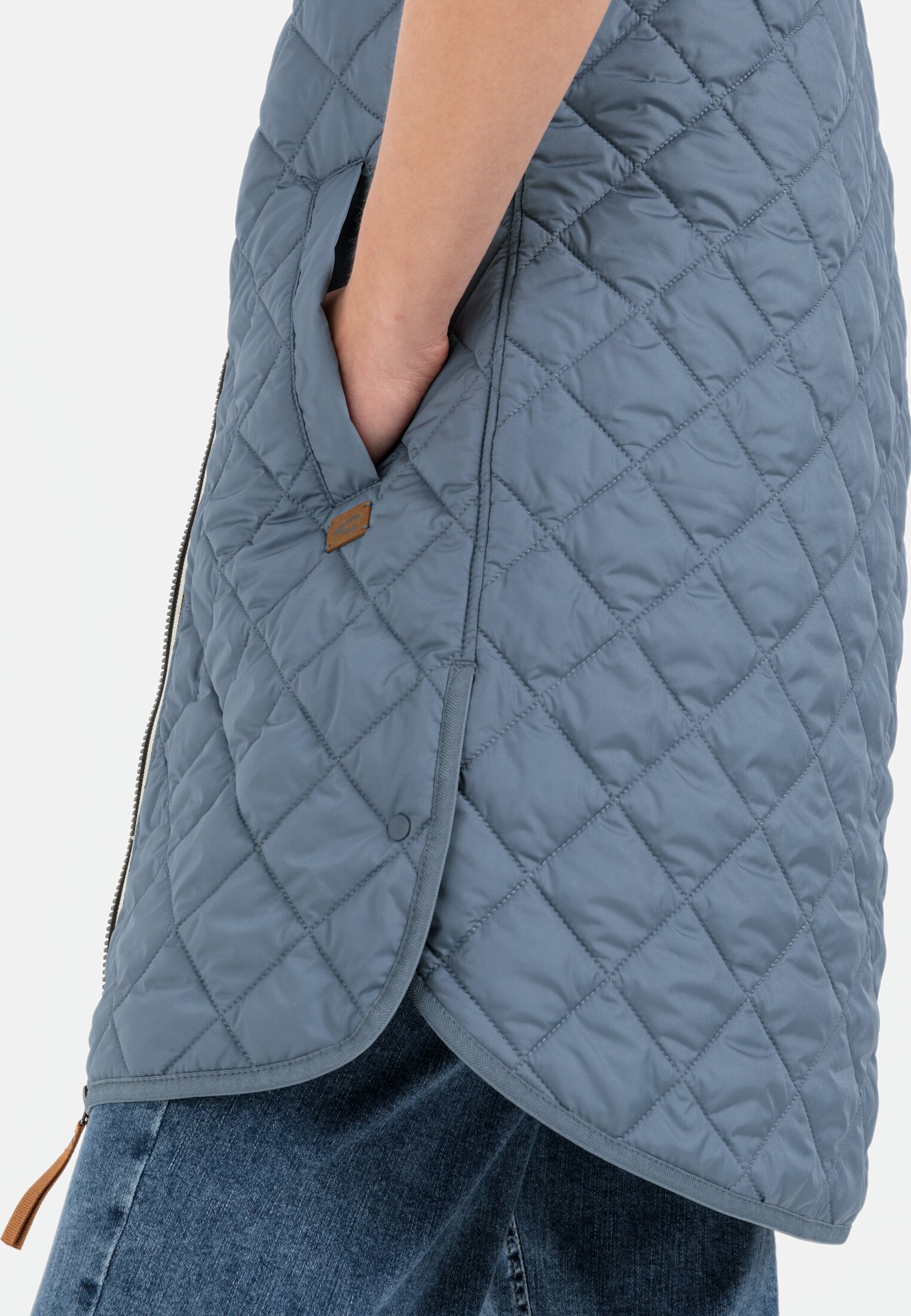 Damen Lange Steppweste aus recyceltem Polyester Hellblau getragen detailliert nah