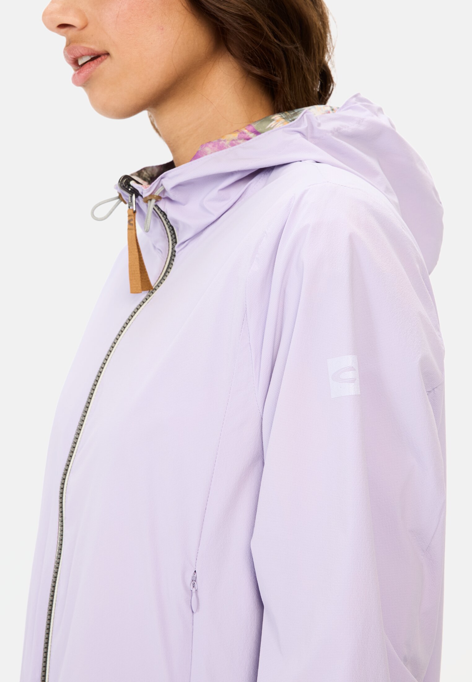 Vrouwen Keerbare jas met all-over print en effen zijde Violet gedragen detail dichtbij  