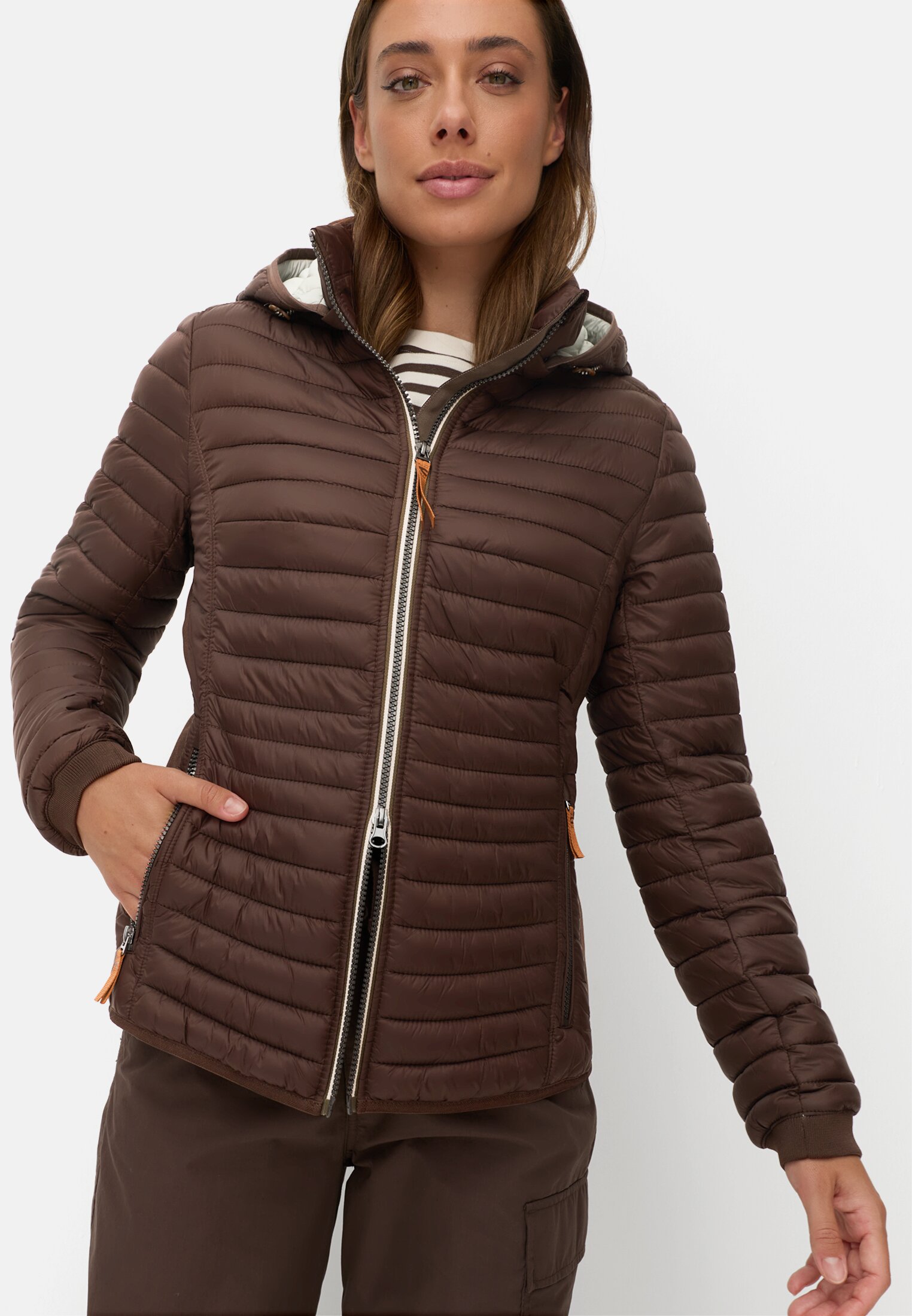 Damen Winddichte Jacke mit seitlichem Strick-Einsatz Braun getragen emotional