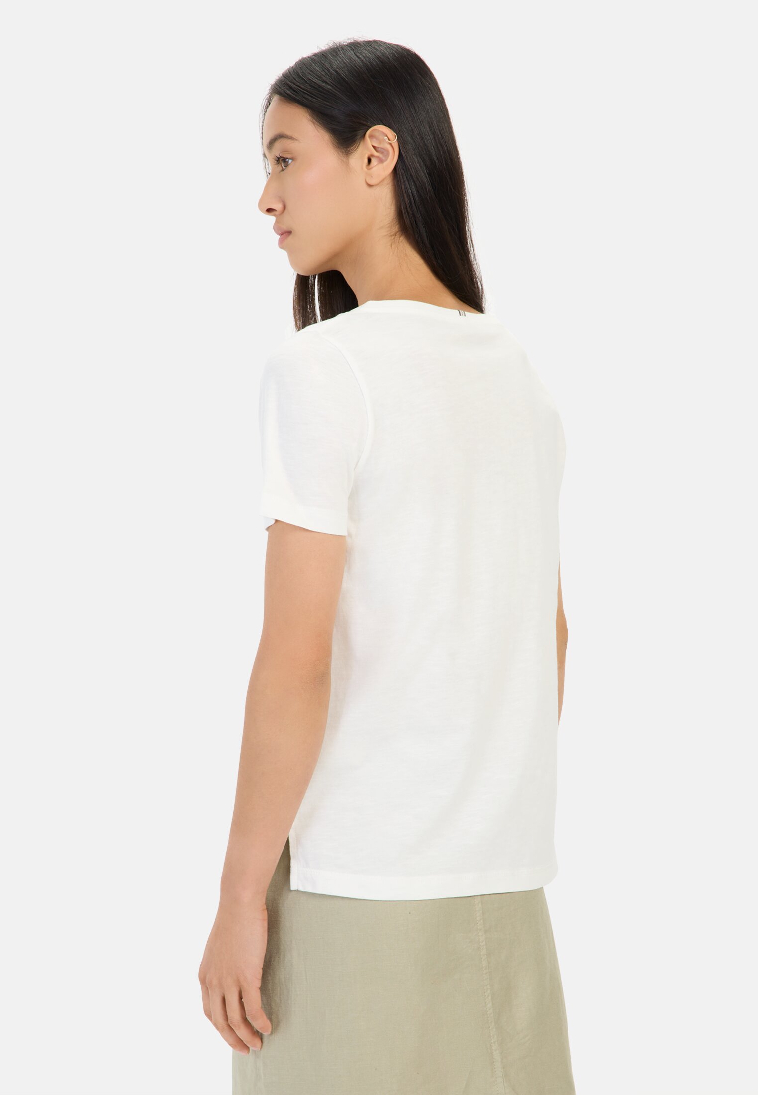 camelactive_T-Shirt_Milk_White_309629-5T07-01_M2 Damen T-Shirt mit V-Ausschnitt aus reiner Baumwolle Weiß getragen hinten