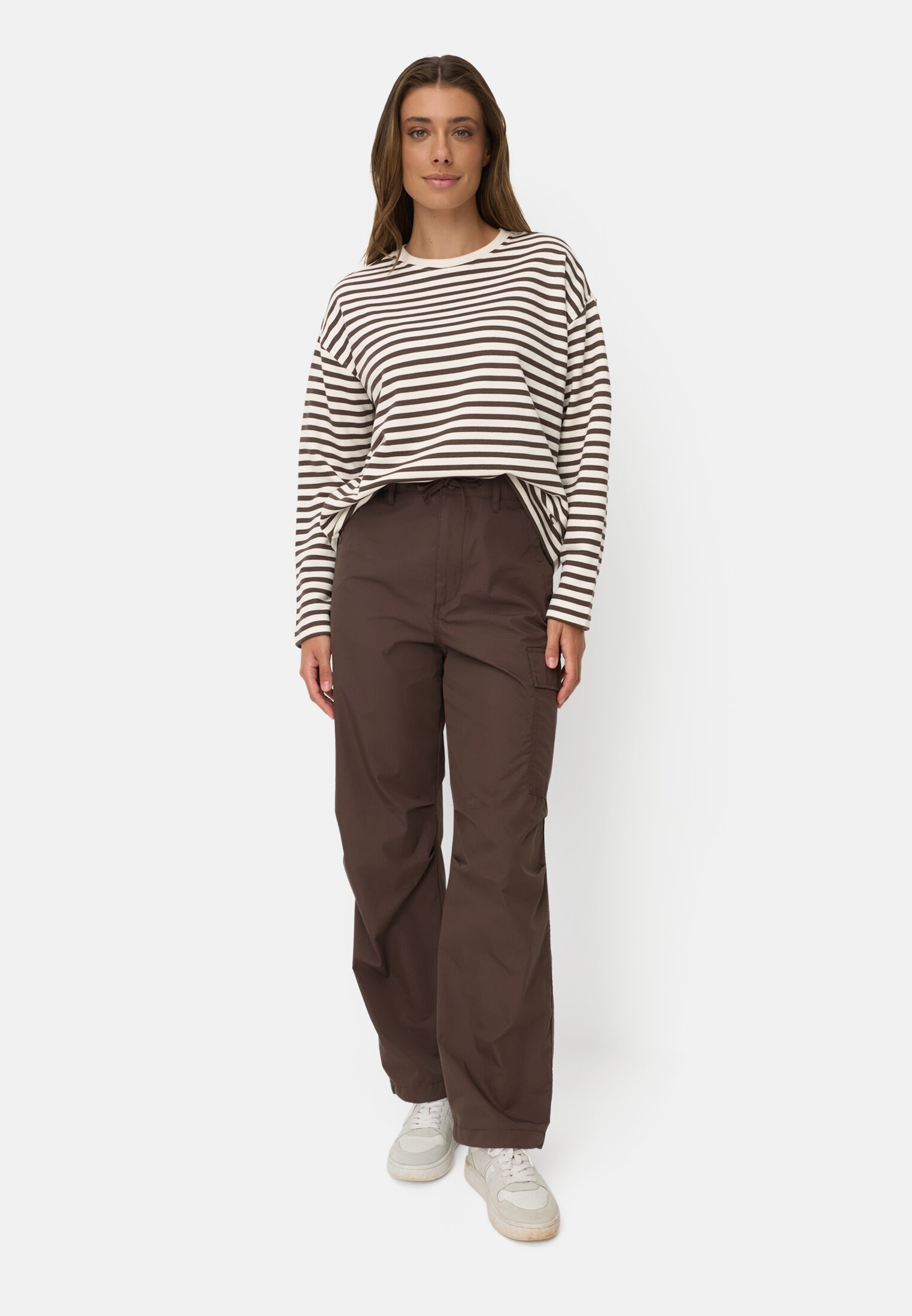 Damen Sweatshirt aus 100% Baumwolle Braun getragen vorne Ganzkörper