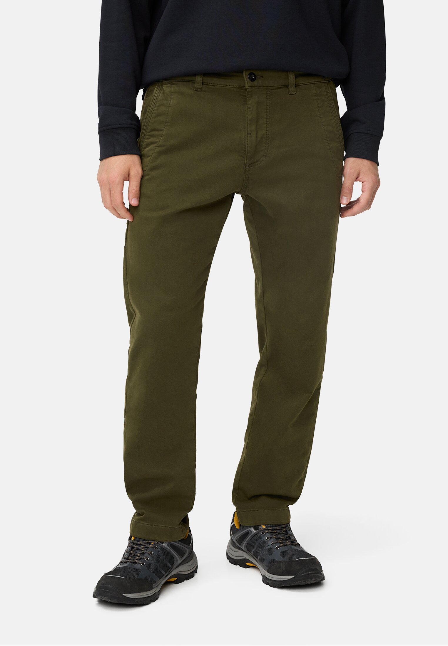 Heren fleXXXactive® chino regular fit gemaakt van katoenmix Bosgroen gedragen voor