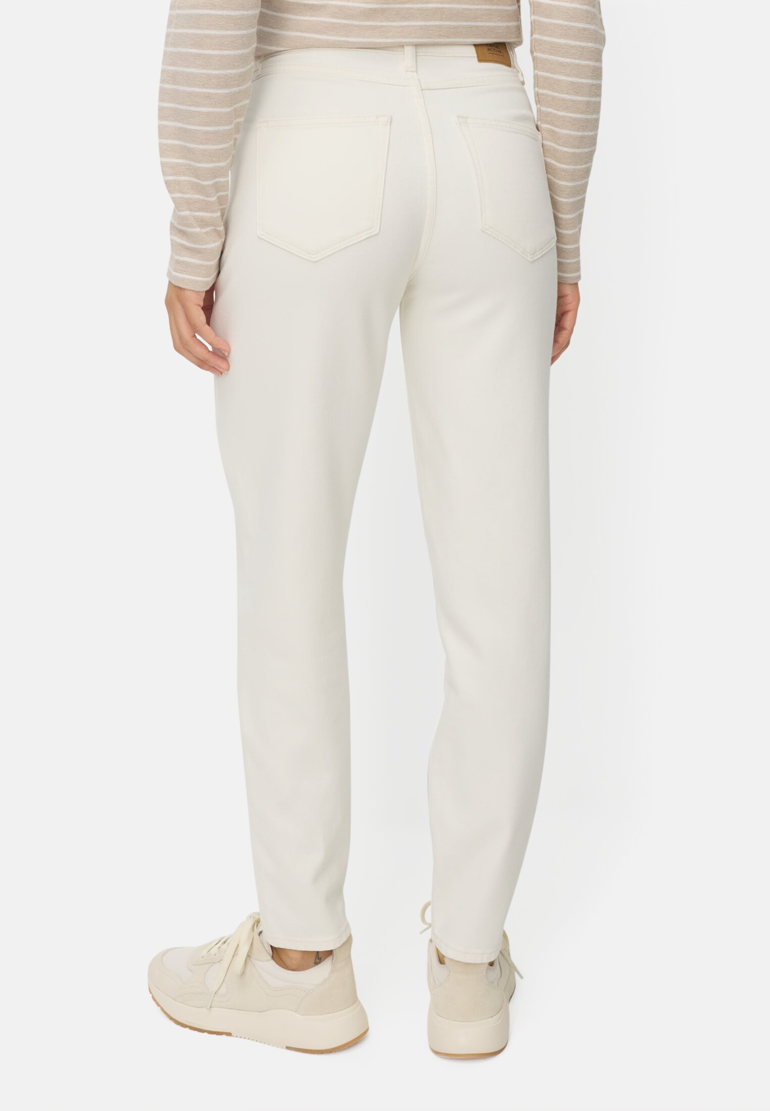 Damen Mom Jeans mit Gürtelschlaufen Milchweiß getragen hinten