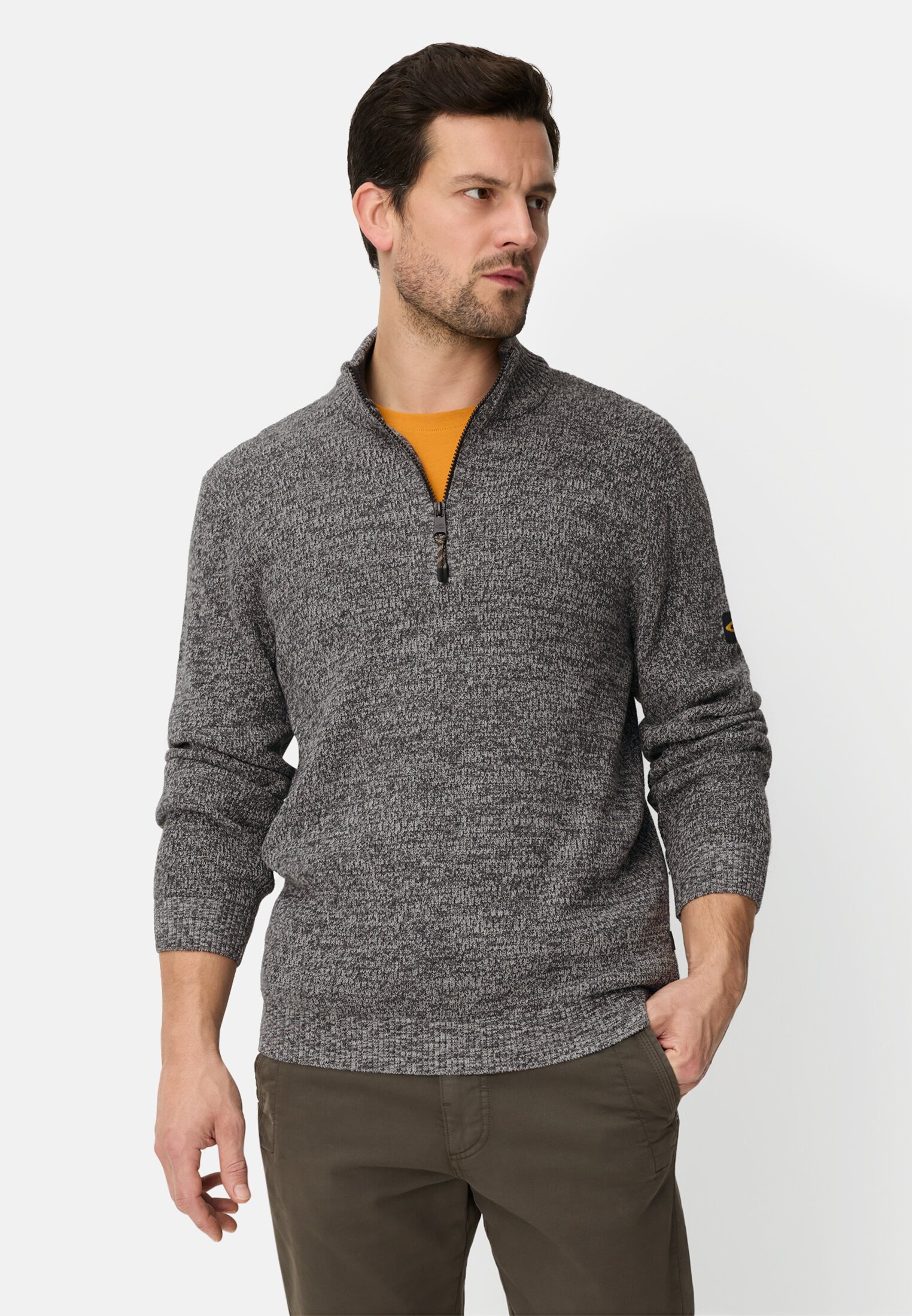 Herren Strick-Troyer mit melierter Struktur Grau getragen vorn