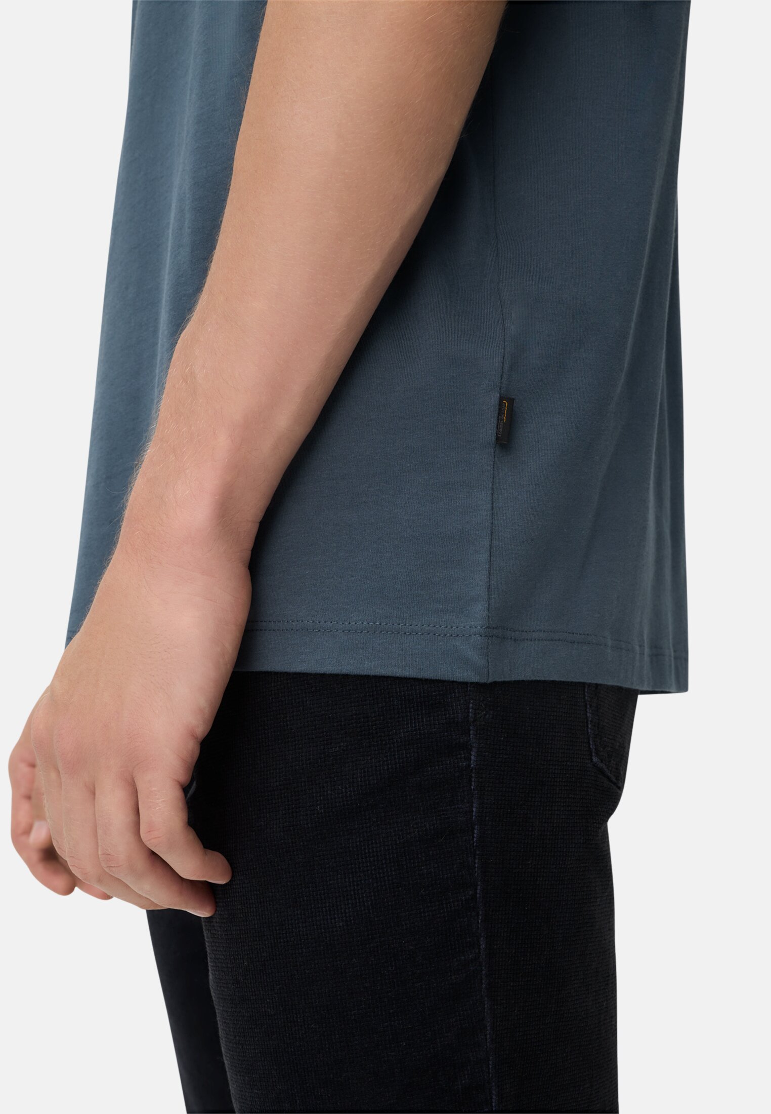 Men Printed T-shirt made from sustainable organic cotton Ink blue worn detail close