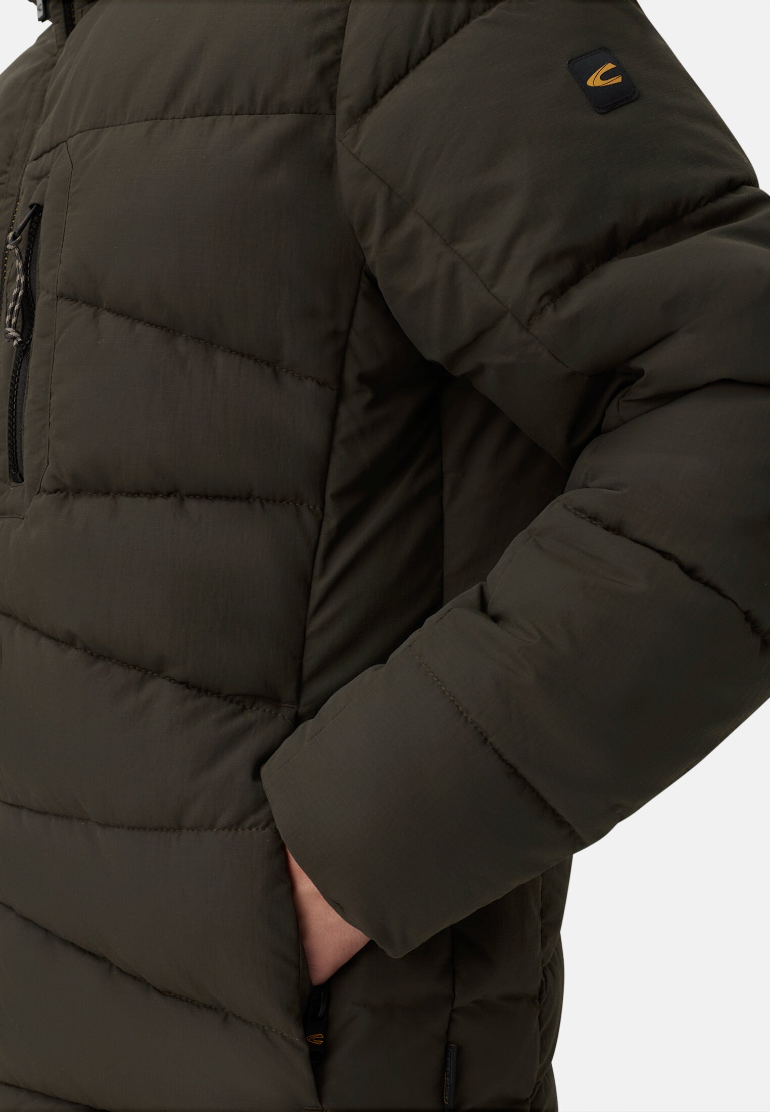 Herren Winterjacke mit abnehmbarer Kapuze Dunkelbraun getragen detailliert nah