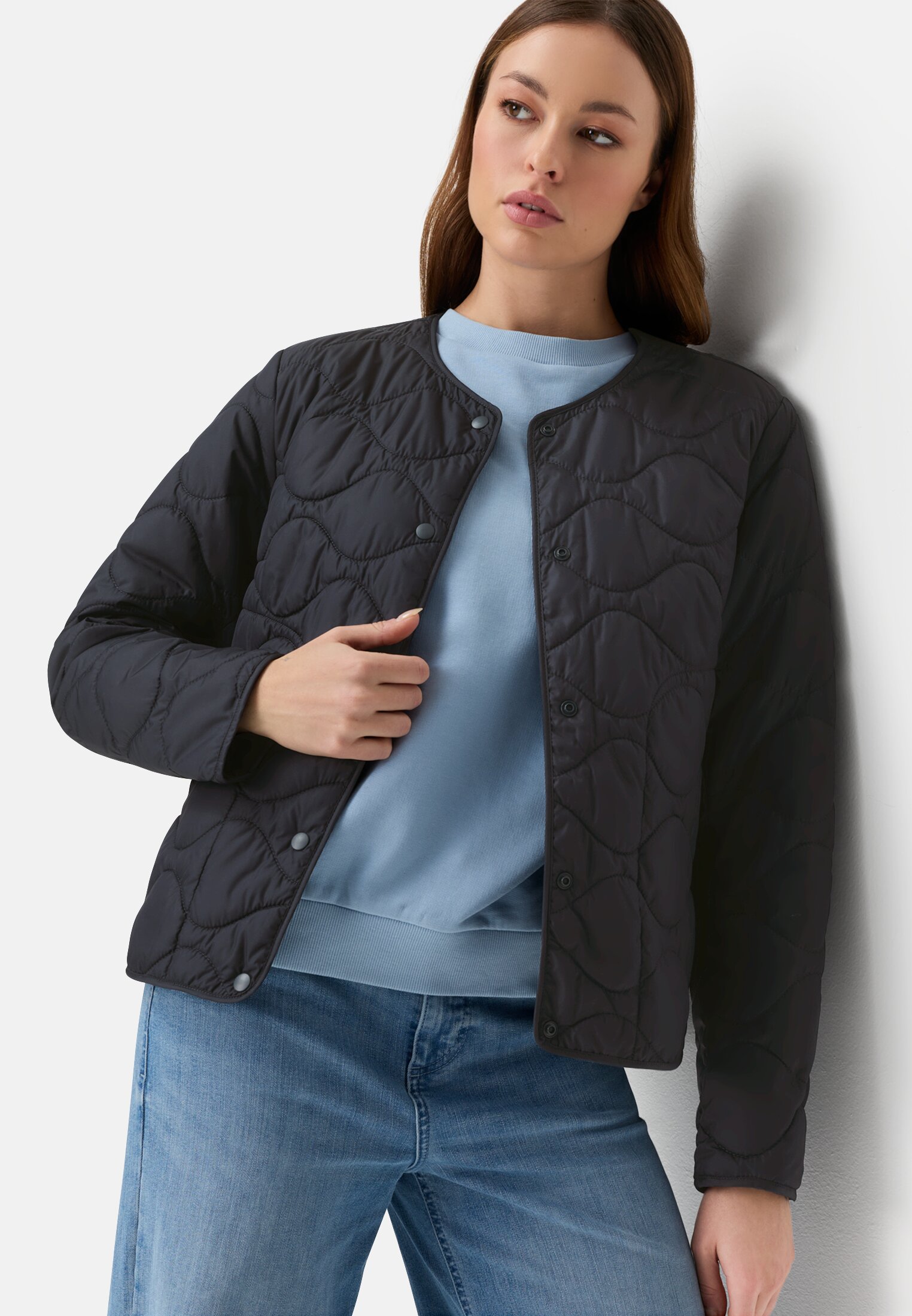 Damen Blouson mit Druckknopfleiste Navyblau getragen emotional