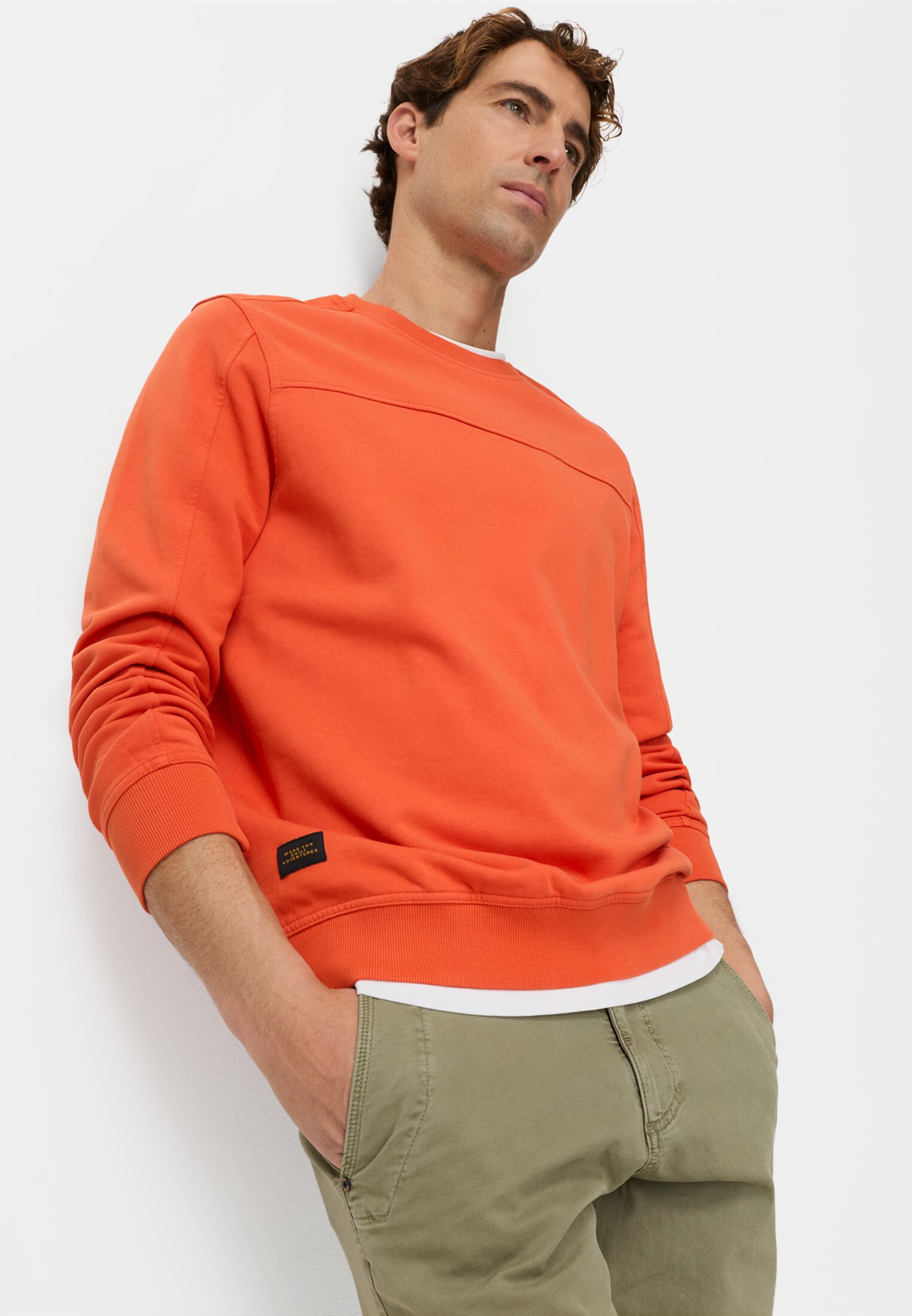 Heren Trui met ronde halslijn Oranje gedragen emotional 