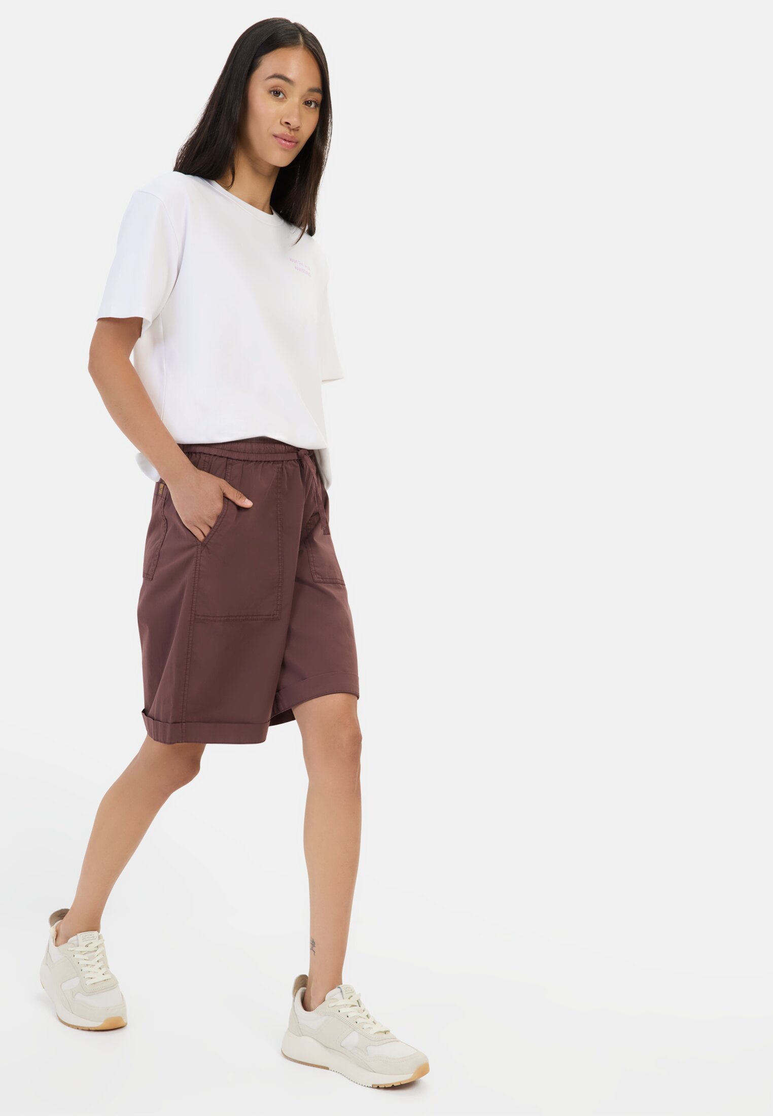 Damen Bermuda Shorts mit elastischem Tunnelzug Dunkelrot getragen emotional