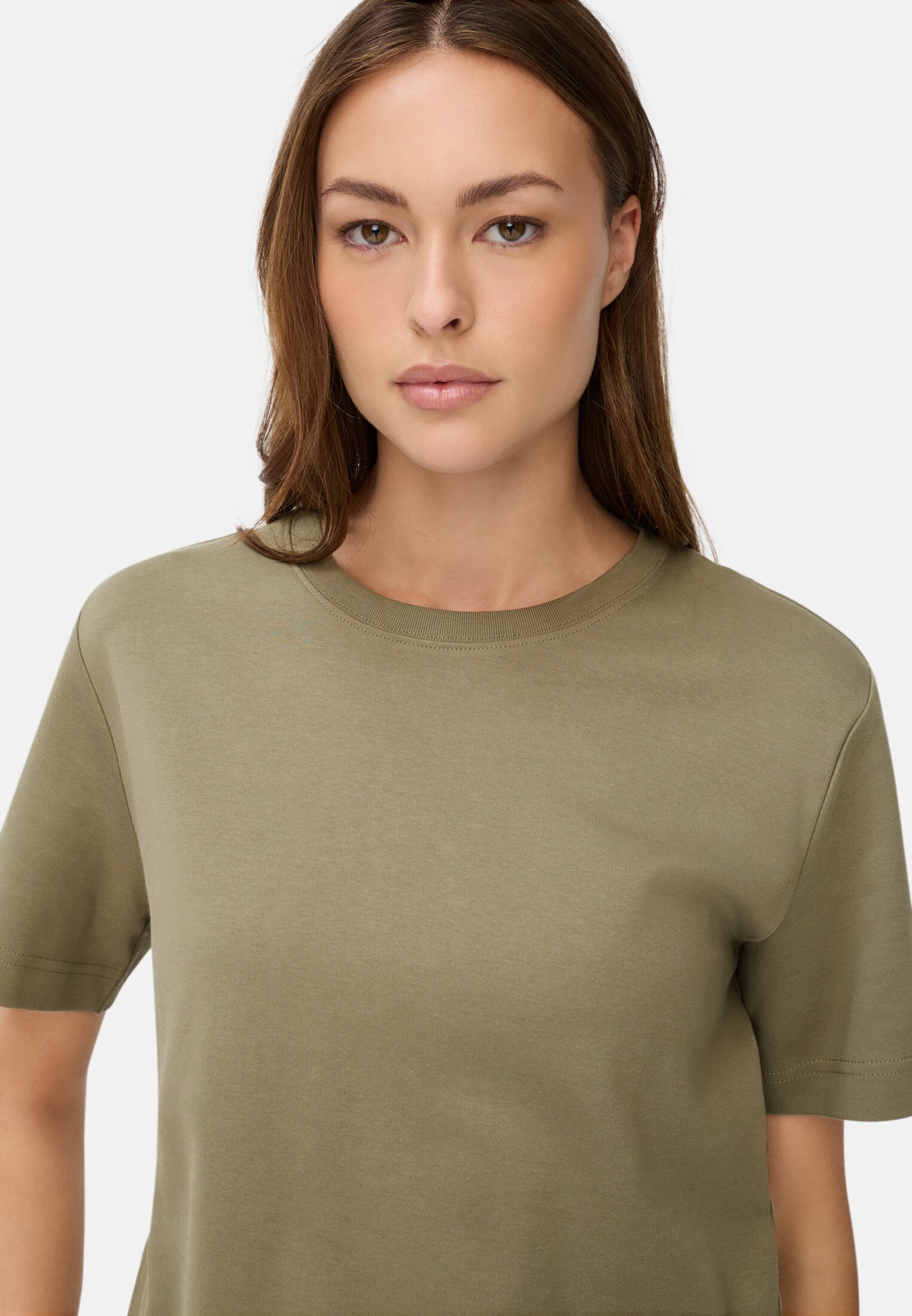 Damen T-Shirt aus reiner Baumwolle Hellkhaki getragen detailliert nah