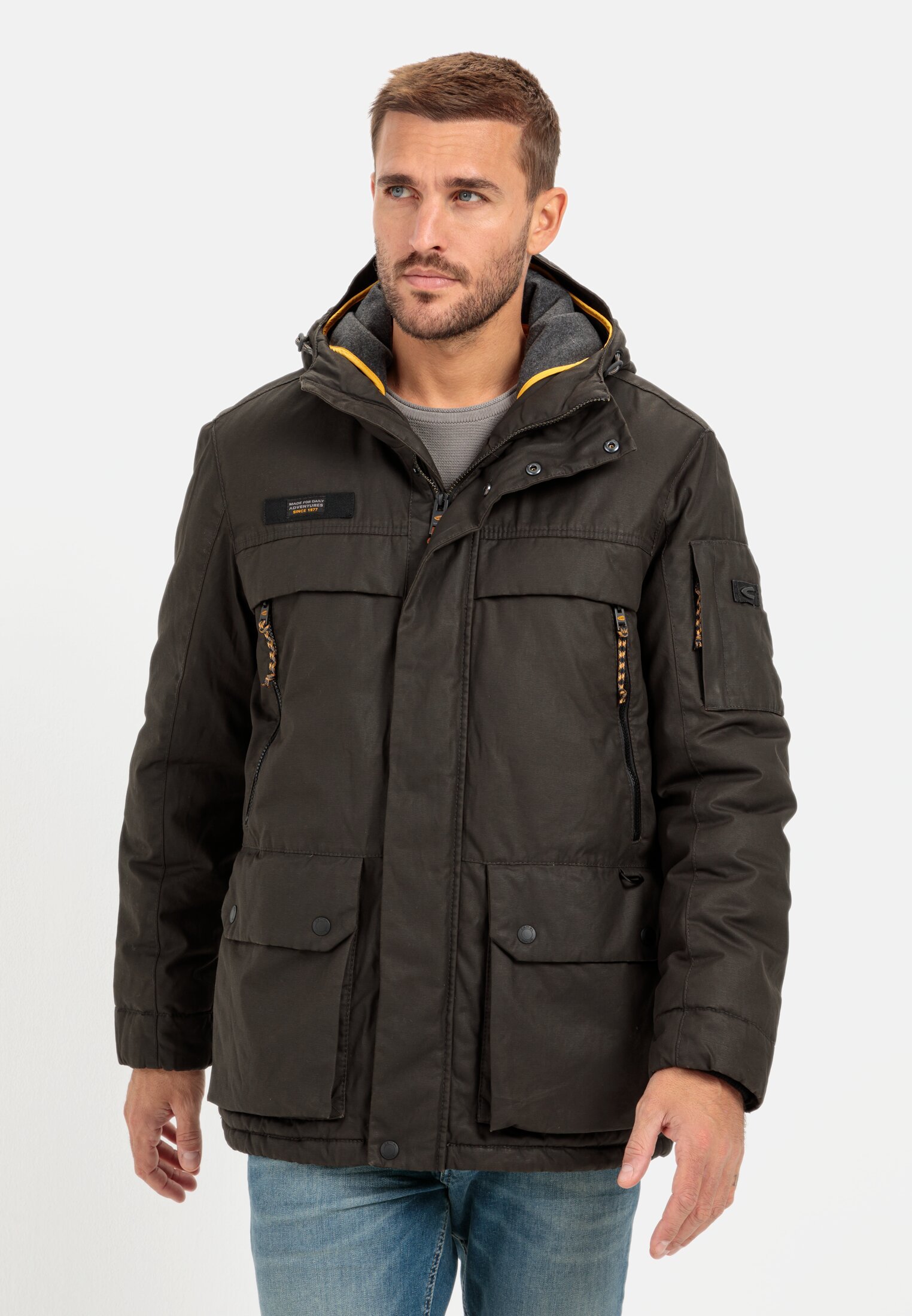Herren Jacke aus gewachstem Canvas mit Kapuze Braun getragen vorn