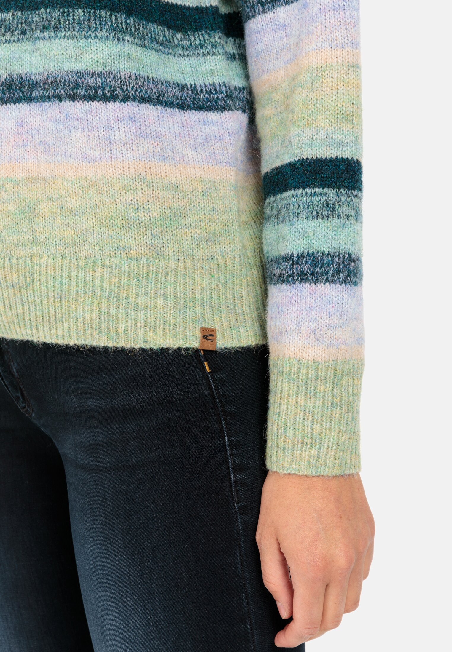 Damen Strickpullover aus recyceltem Materialmix Grün getragen detailliert nah