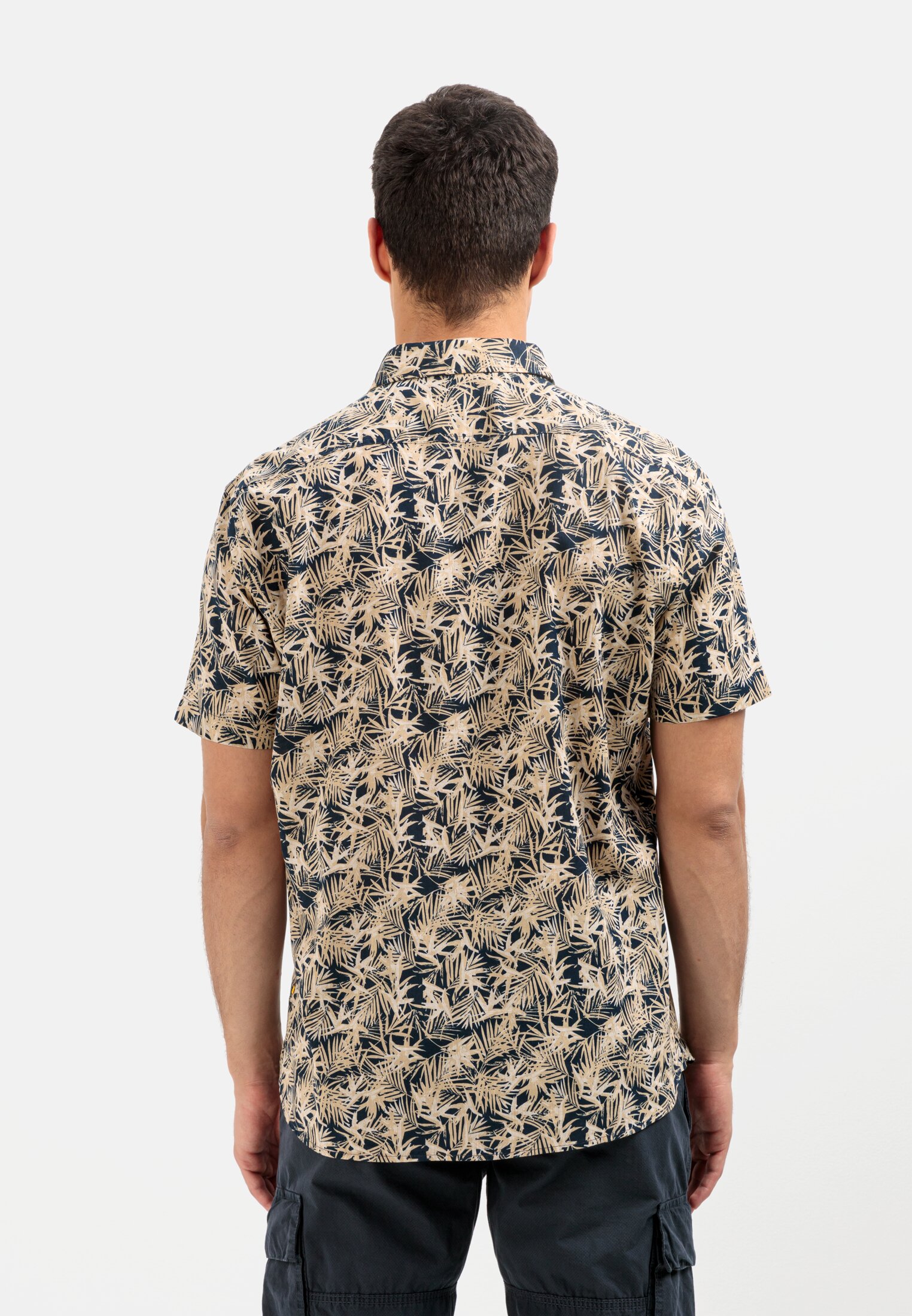 MI_09216-1S46-47_M2-00 Herren Kurzarm Hemd mit Allover-Print Dunkelblau getragen hinten