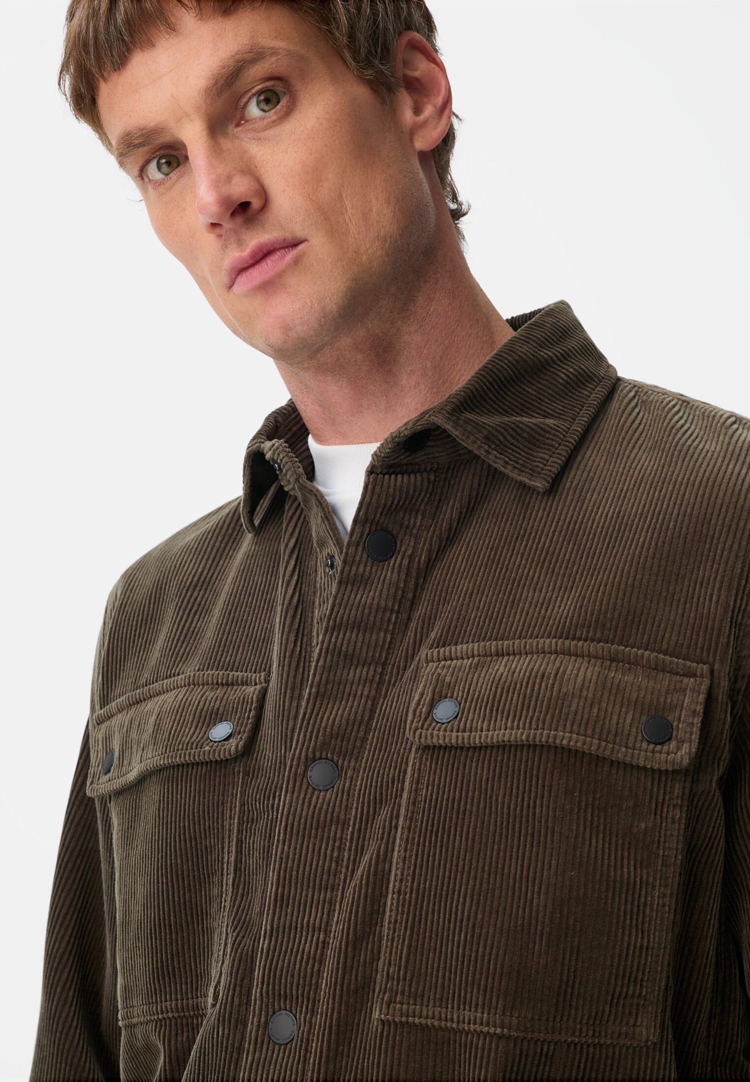 Herren Cord Overshirt aus 100% Baumwolle Olivbraun getragen detailliert nah