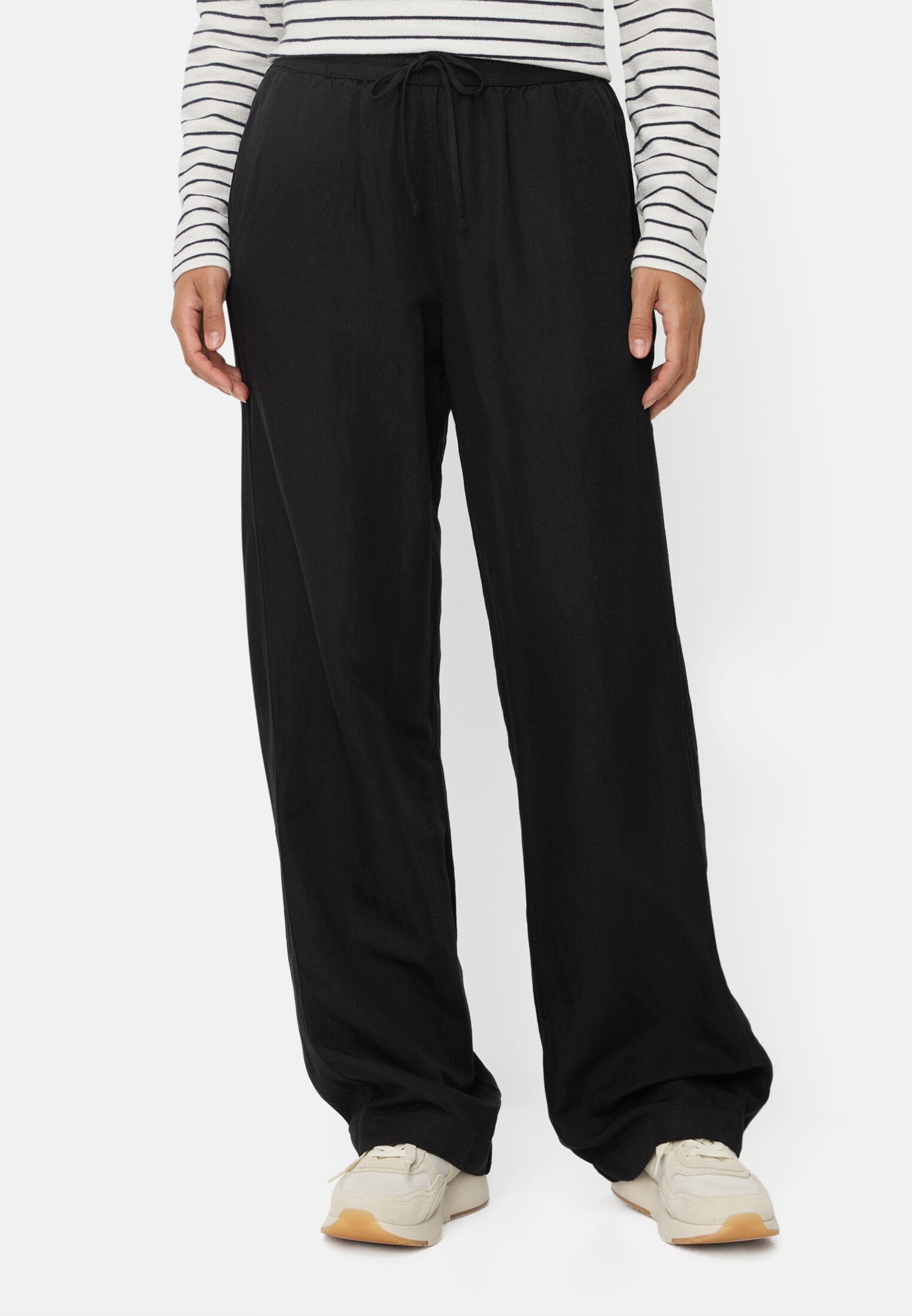 Women Casual trousers with wide-leg Caviar worn front