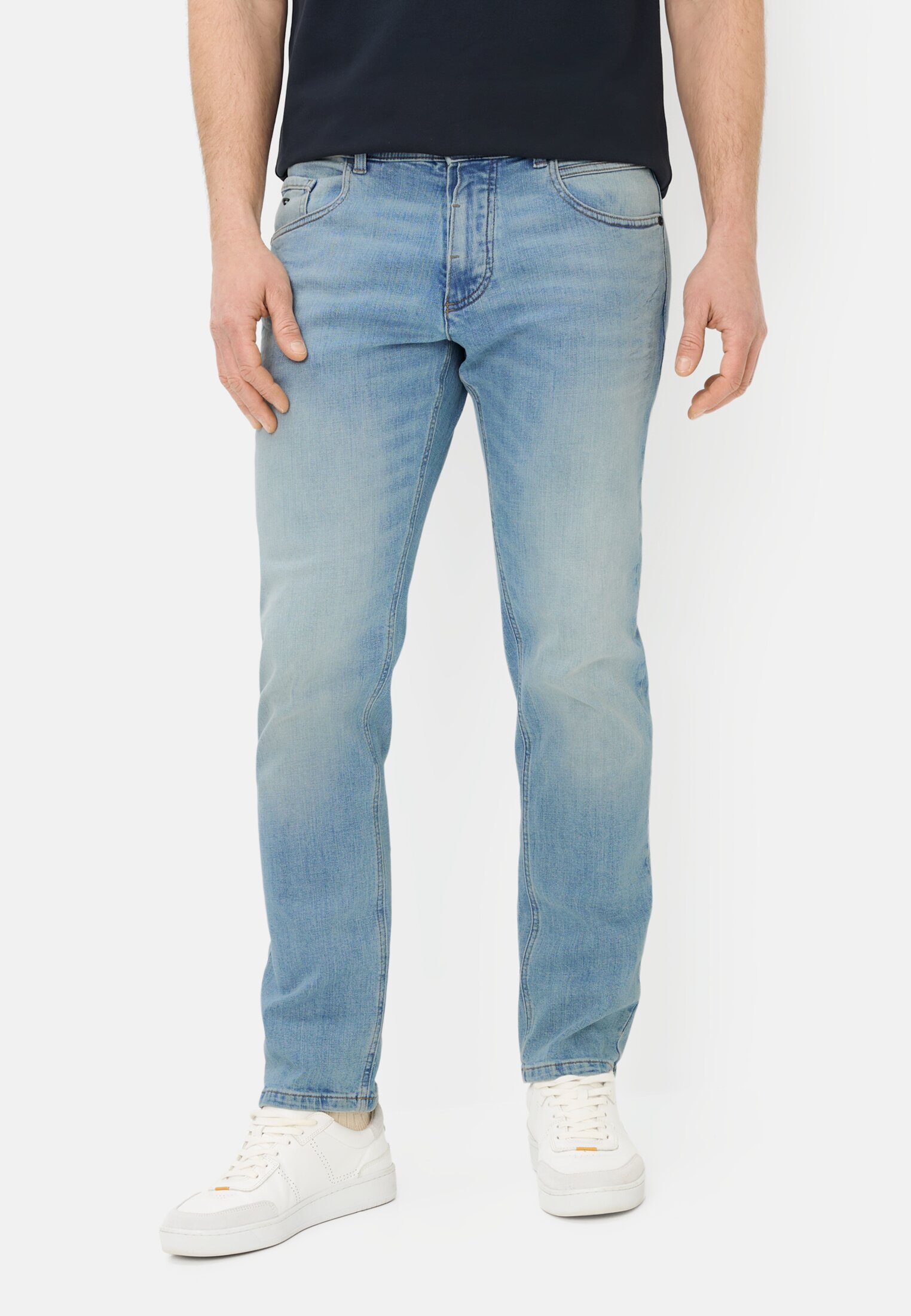 Heren fleXXXactive® denim 5-Zak Regular Fit Broek Lichtblauw gedragen voor